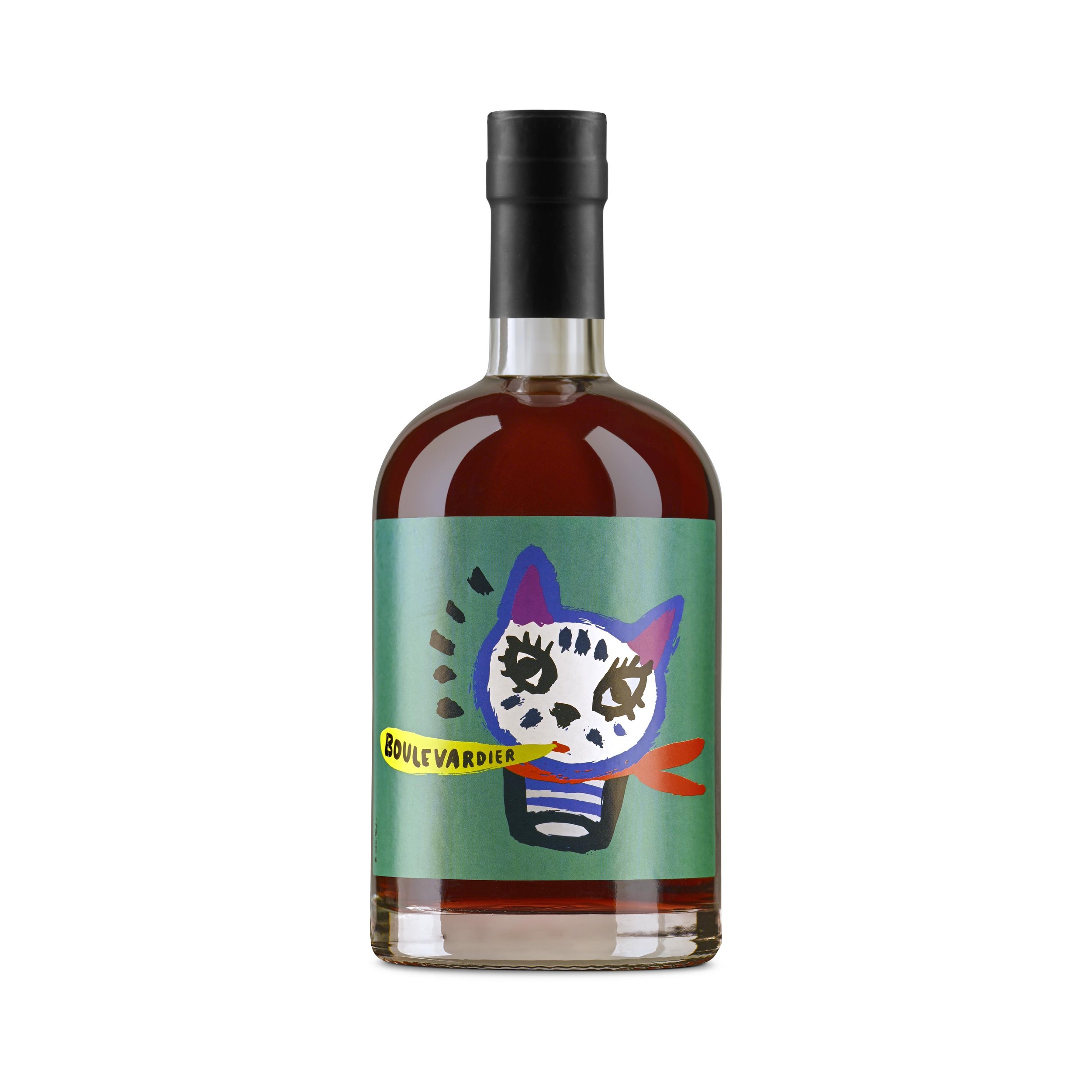 Bottiglia di liquore con etichetta artistica che raffigura un gatto con occhi grandi, orecchie rosa, e una bocca con una lingua rossa, sulla bottiglia si legge 'Boulevardier'.