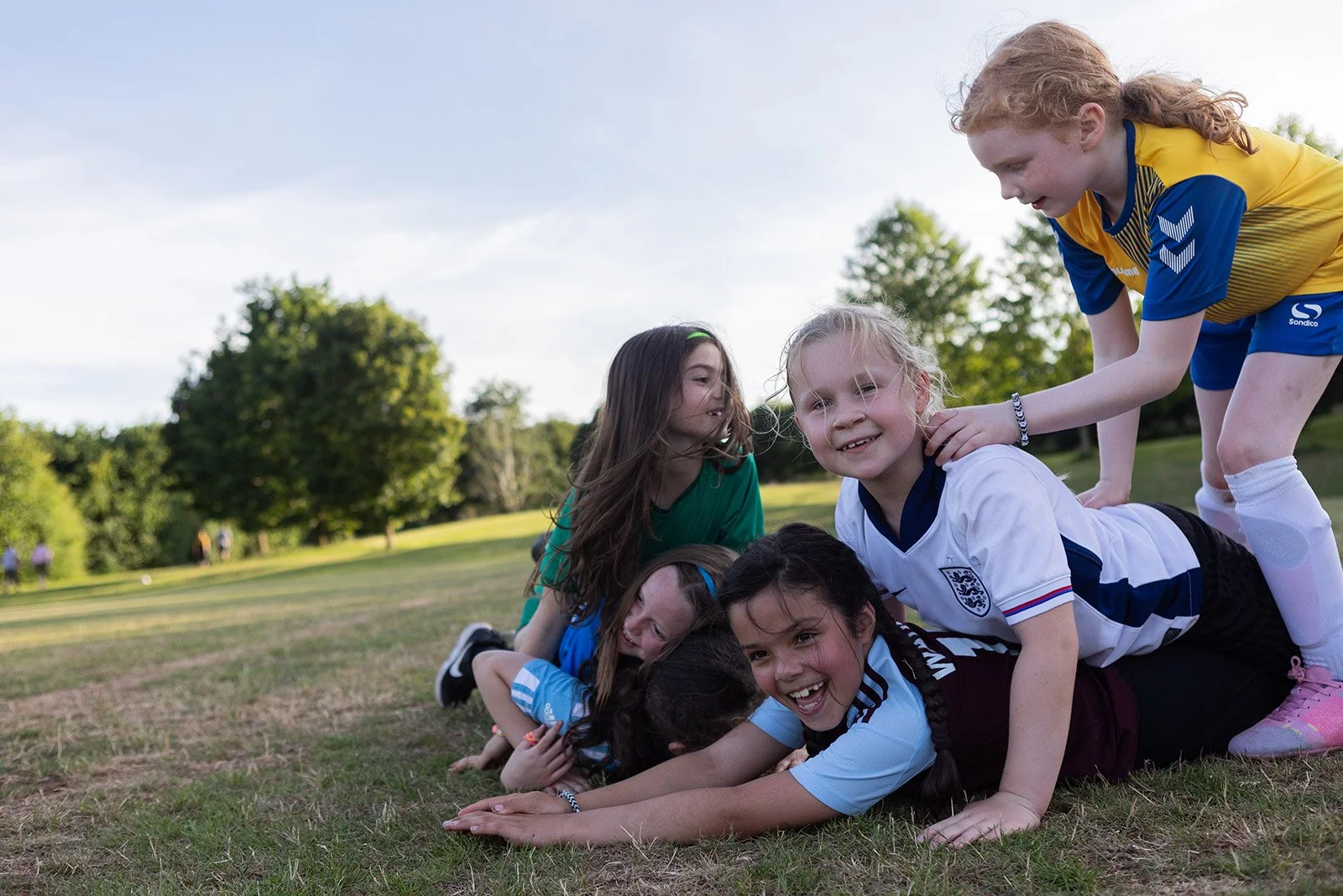 Girls-friendship-fun-playful-portrait-Nina Raingold.jpg