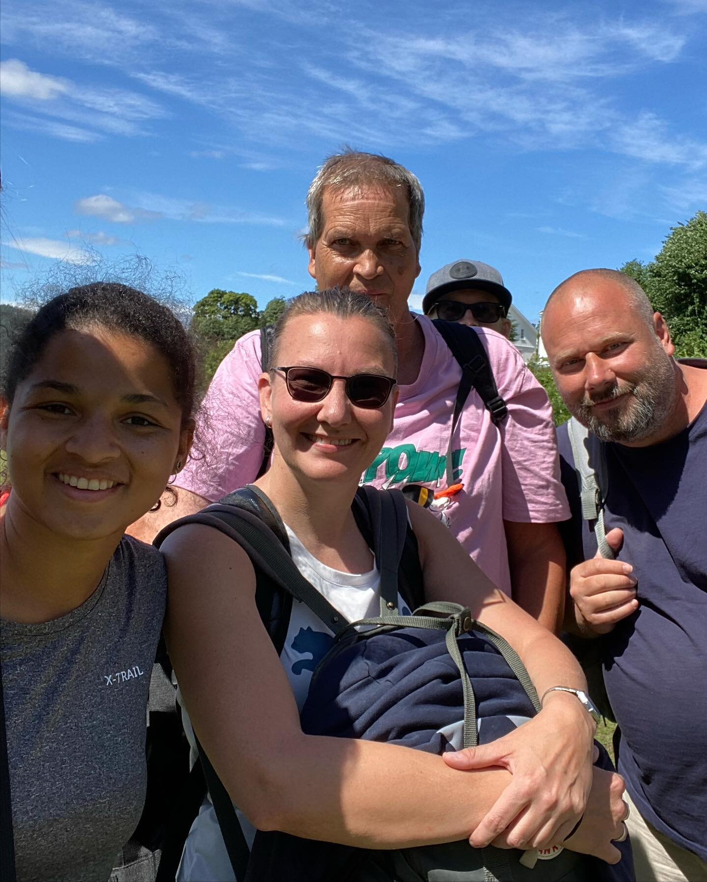 I g&aring;r koste vi oss p&aring; badestranda i Dr&oslash;bak. Kort oppsummerert testet badenymfene ut temperaturen i sj&oslash;en (som faktisk ikke var s&aring; verst!), de t&oslash;ffeste stupte og hoppet fra flytebrygga, vi varmet oss i solveggen,