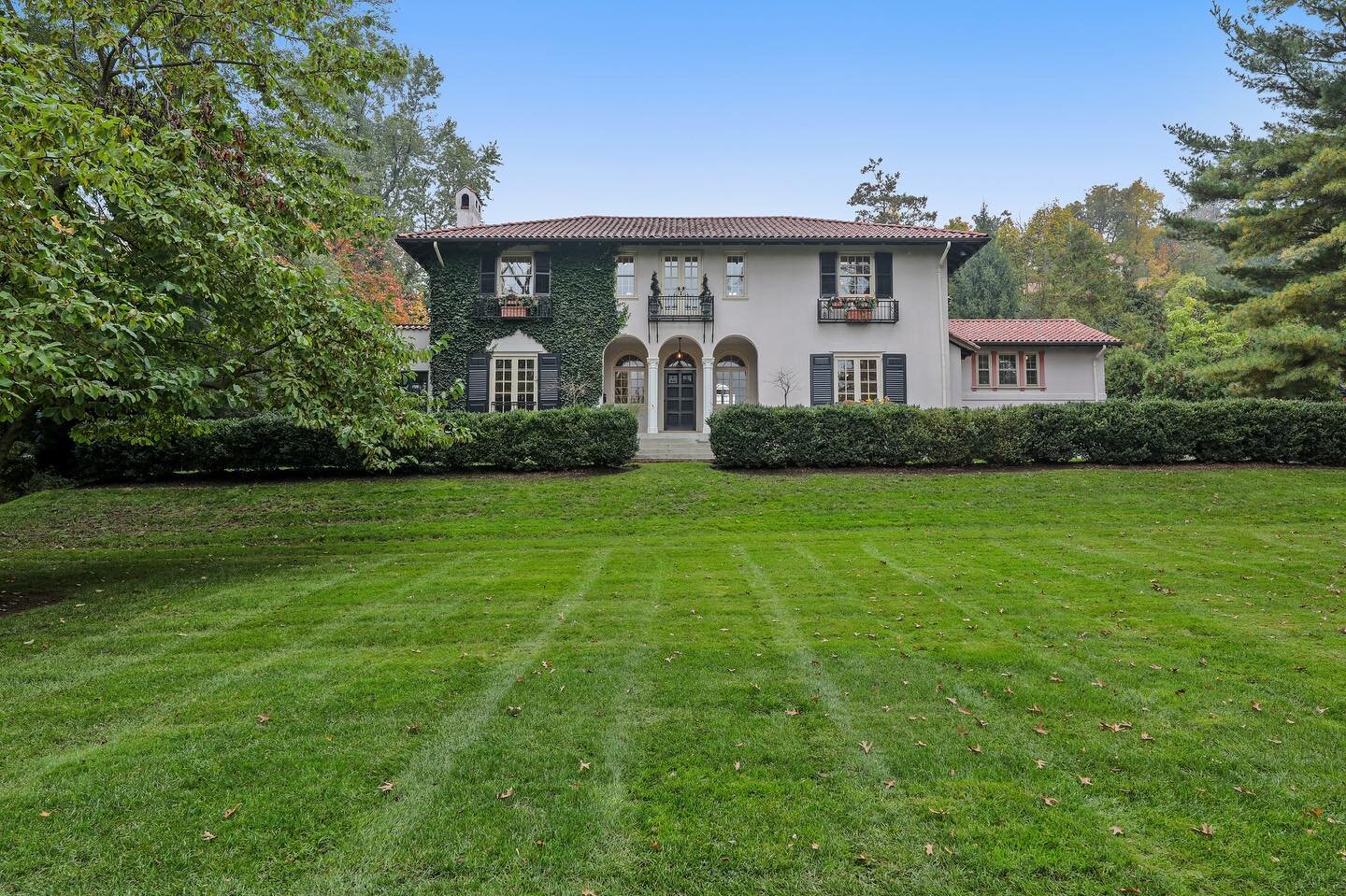 #MTCMarketMonday
.
.
Stunning Mediterranean style home at 46 Highland Avenue on 2/3 of an acre with seasonal NYC skyline views! 
.
.
🤍 Built in 1924⠀
🤍4-5 beds
🤍 3 full baths, 1 half (2 ensuite including the primary and bedroom 2, one hall bath)⁠⠀