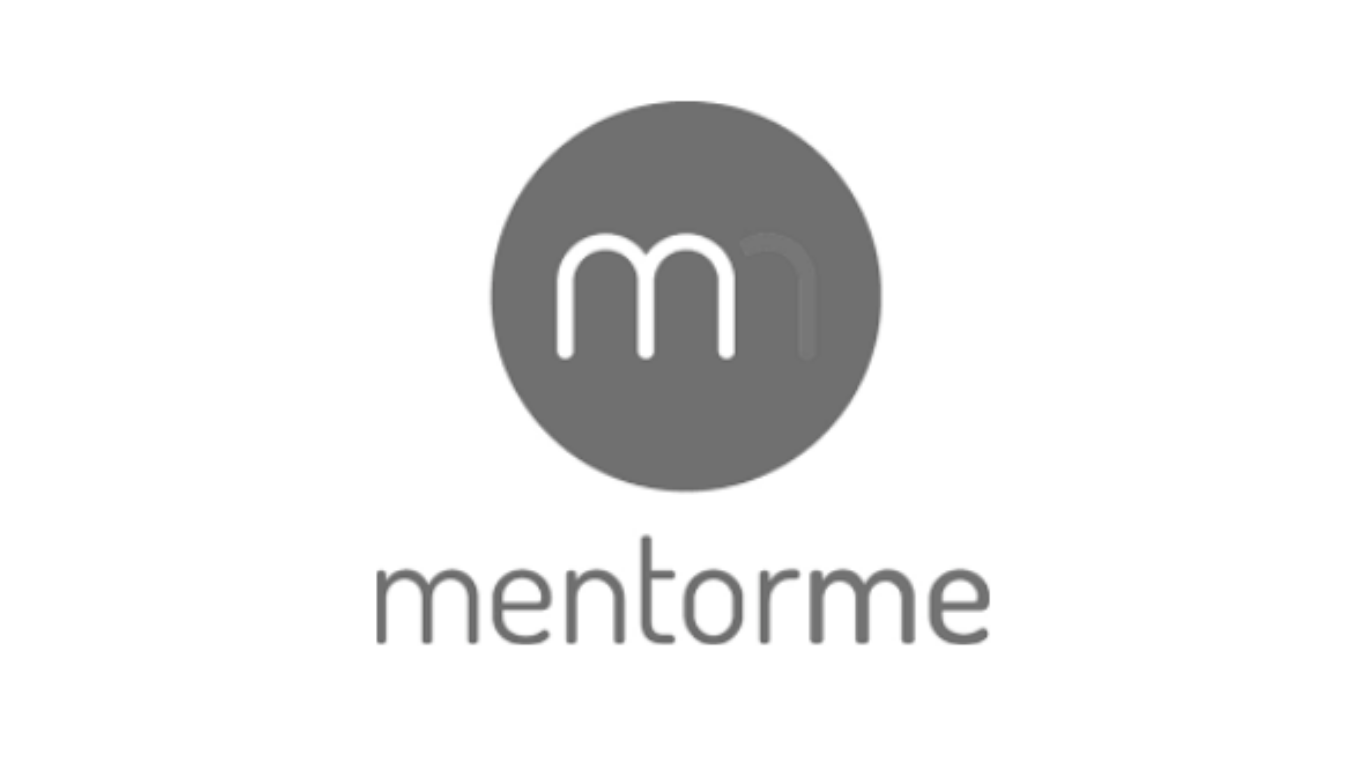Das Bild zeigt das Mentorme-Logo mit einem grauen Kreis und weißen Buchstaben, darunter der Schriftzug »mentorme« in Grau.