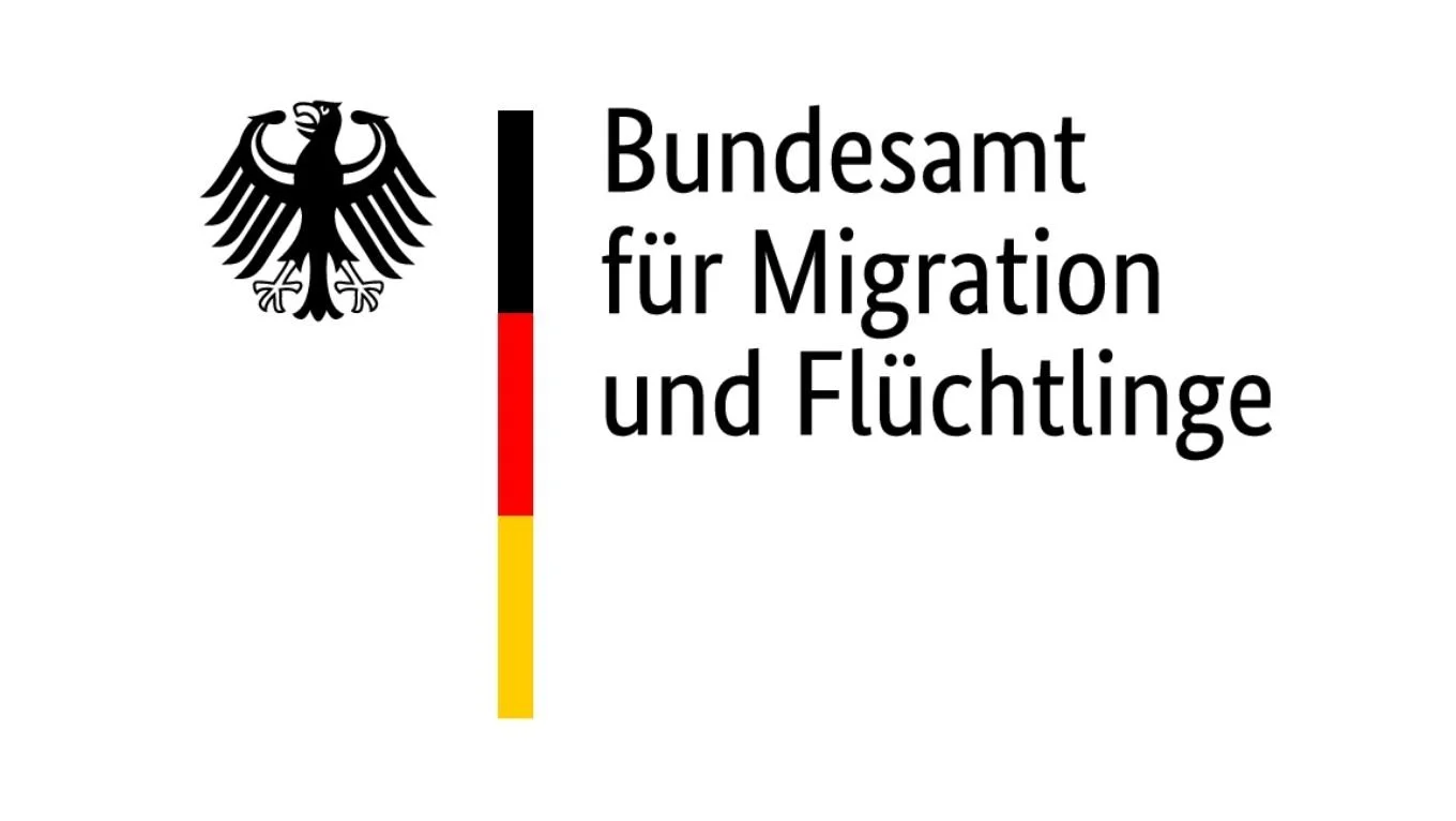 Logo des Bundesamts für Migration und Flüchtlinge mit deutschem Reichsadler und der deutschen Flagge