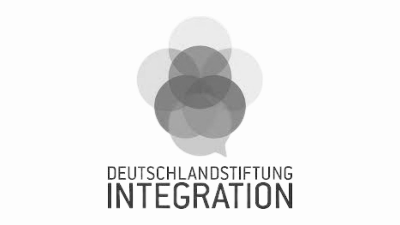 Schwarz-weiße Grafik mit mehreren überlappenden Kreisen in Form eines Abc-Schreibens, darunter der Text 'DEUTSCHLANDSTIFTUNG INTEGRATION'.