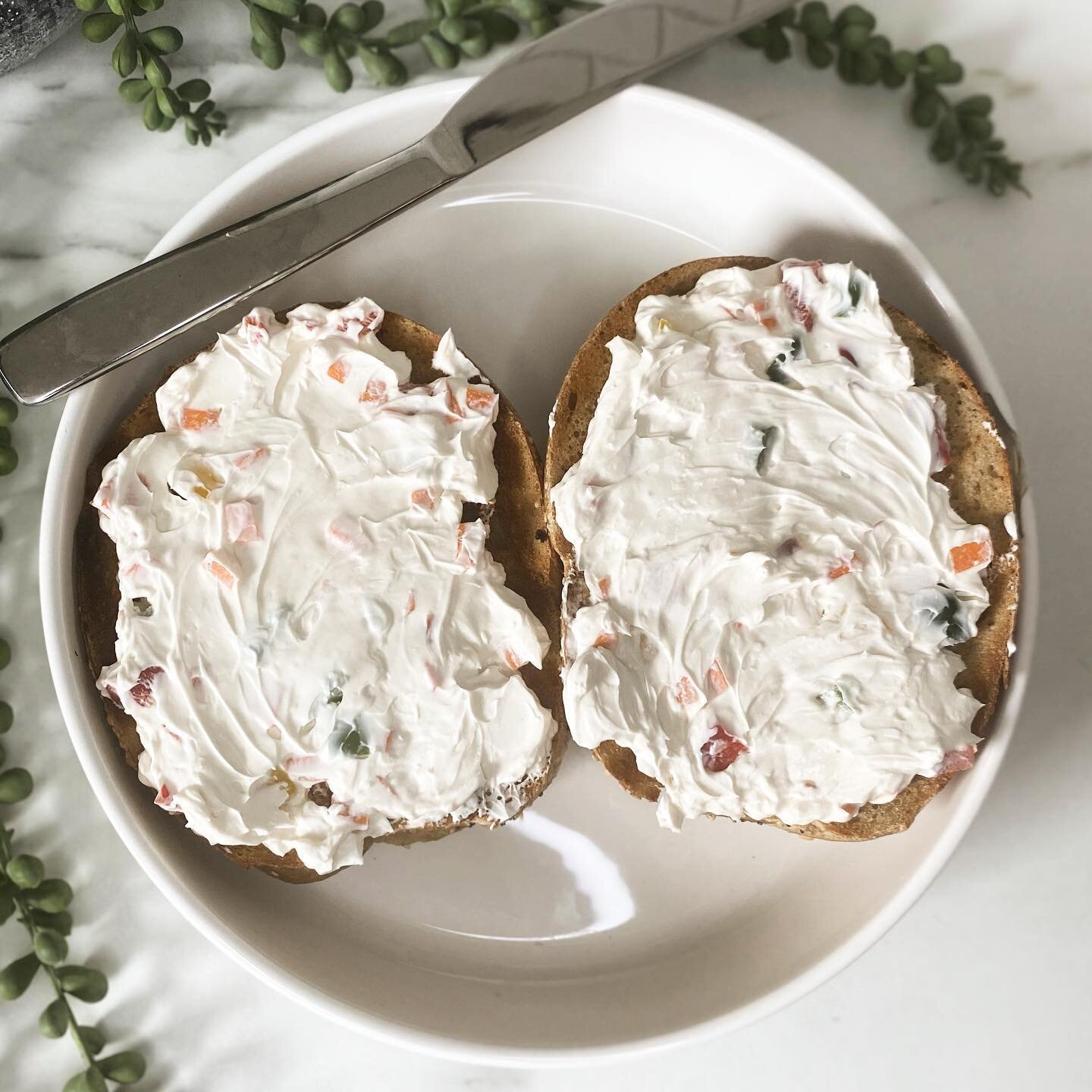 Nothing like a whole wheat bagel with veggie TOFU cream cheese&hellip;. #veganbreakfast ✌🏼🫑🥯

Did you know we have tofu cream cheese?! This completely dairy-free option comes in plain, veggie &amp; scallion flavors. 🥯

Click the link in our bio t