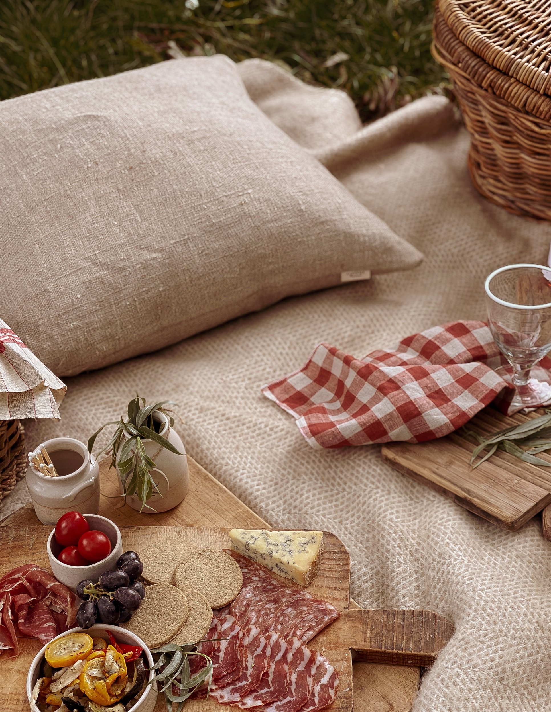 EMBRACING ALFRESCO DINING WITH THE PERFECT PICNIC
