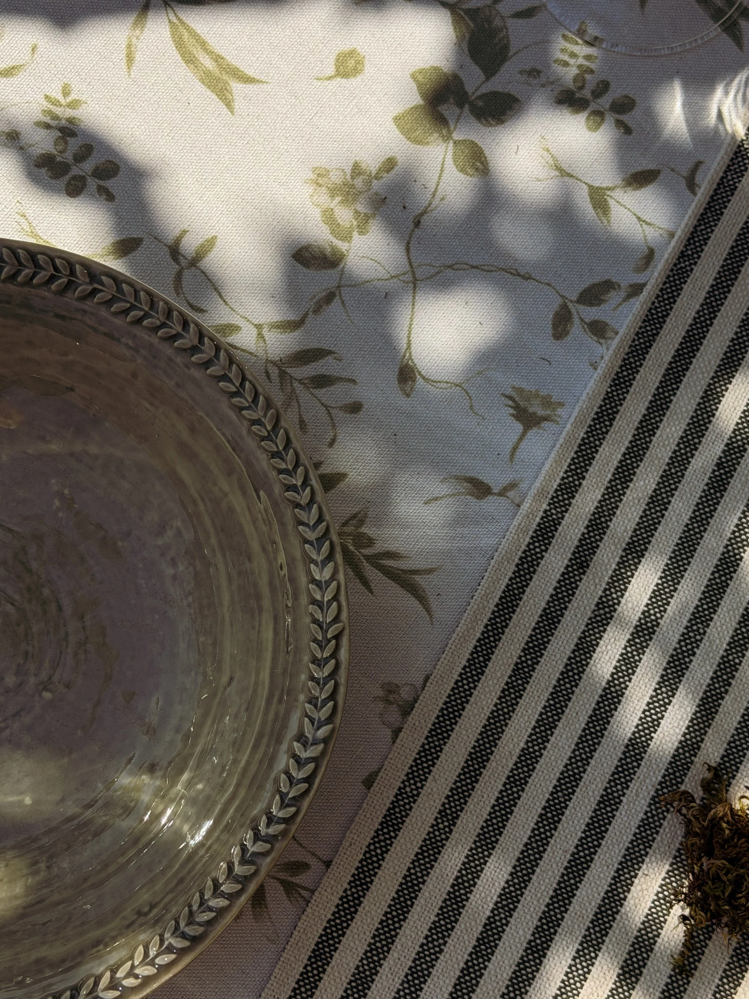 A close up of our summer table ; styled using our beautiful new table linens. 

Hand sewn in the Cotswolds | Made to Order | Shop Small 🤍