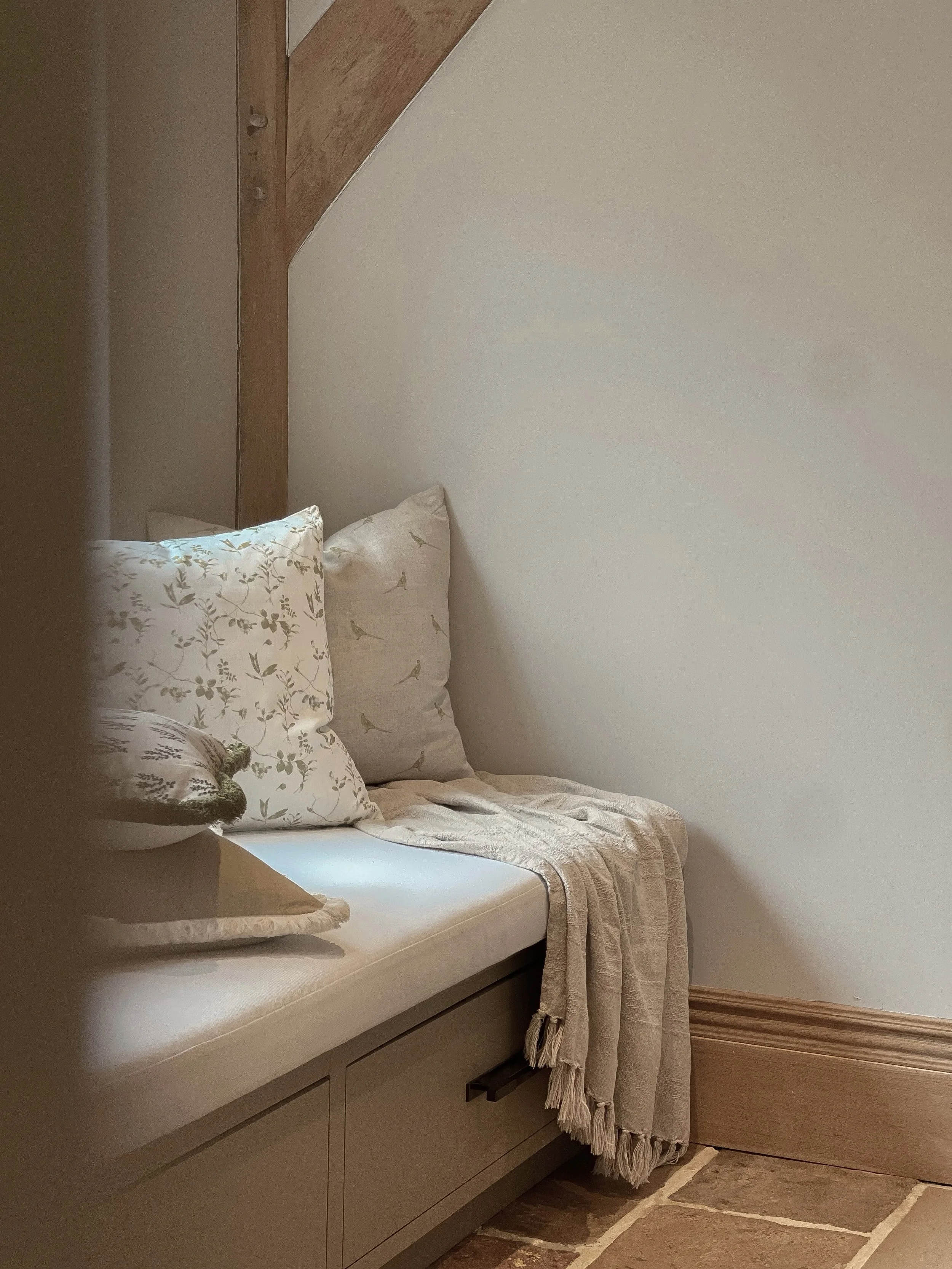 Four cushions, one very simple styling trick.

When I styled this cosy corner at @finestock_home , I wanted the cushions to add interest without competing with the calmness of this quiet corner.

I used 3 different patterns, and one plain cushion but