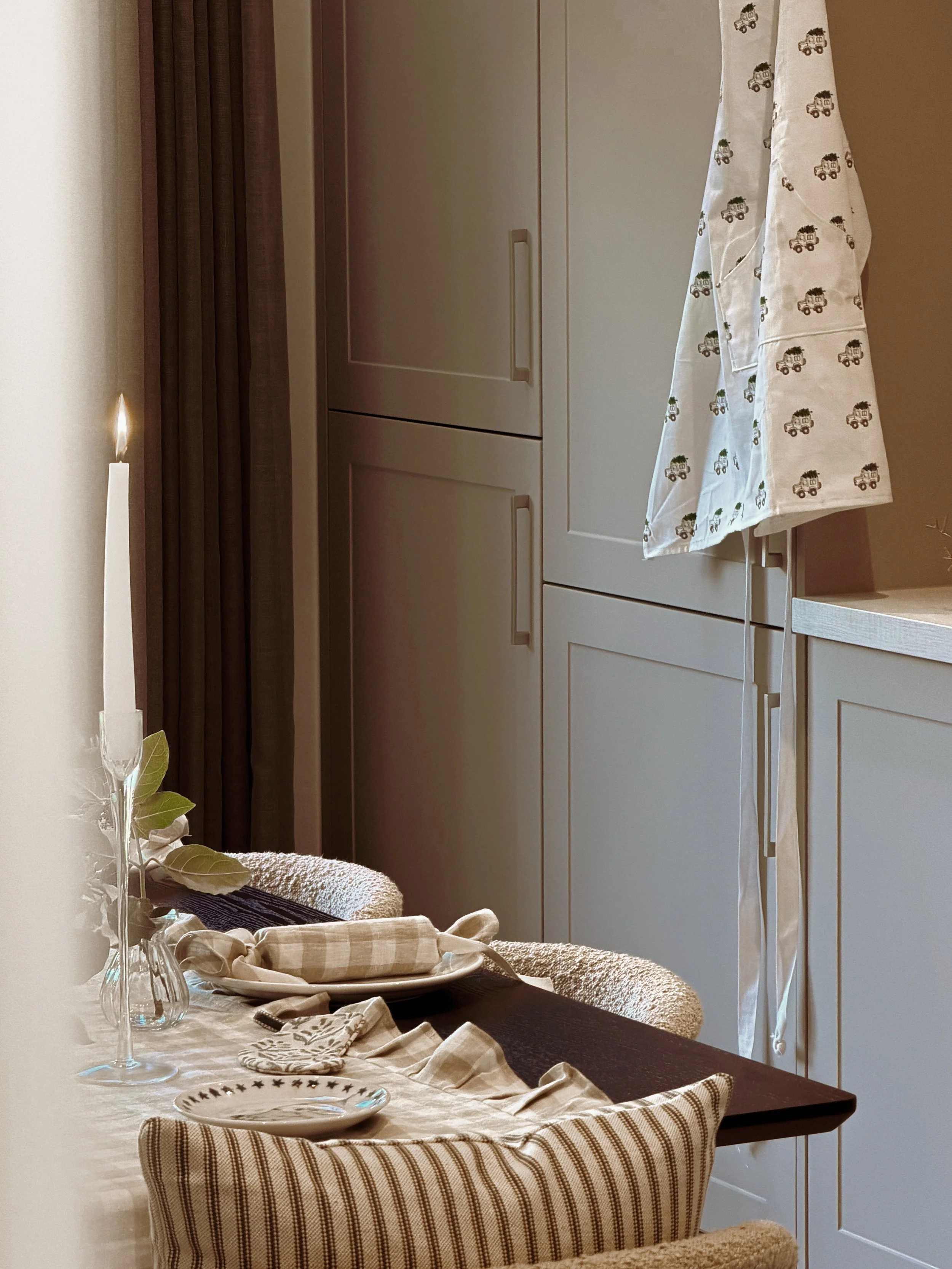 Alterme home neutral cottage check ruffle table runner styled for a christmas table