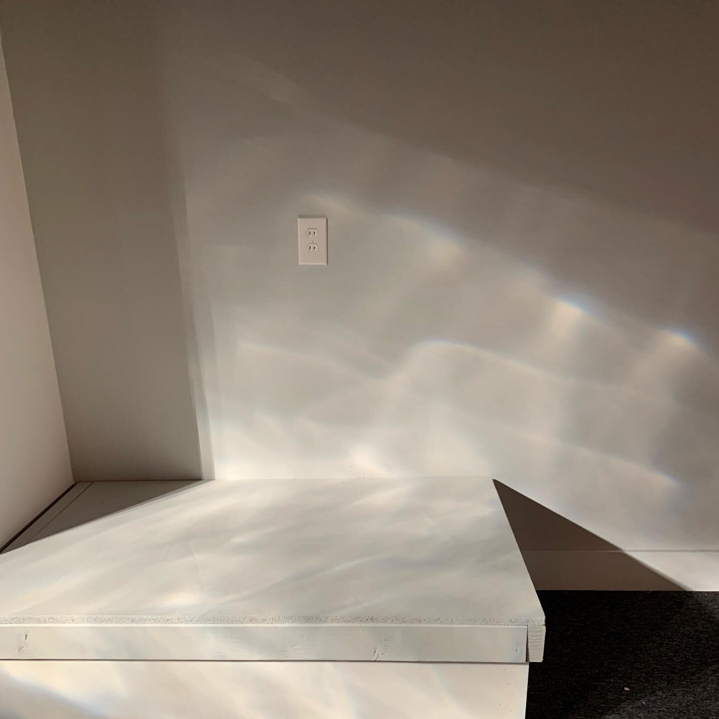 Patch of 10:02am sunlight in my new basement studio 🤩 can&rsquo;t wait to take a million photos here. 
.
.
.
Tags: #bykellas #artstudio #shadowplay #studio #productphotography