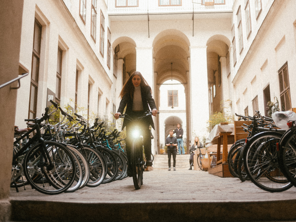 Eine junge Frau fährt fahrrad durch eine Gasse