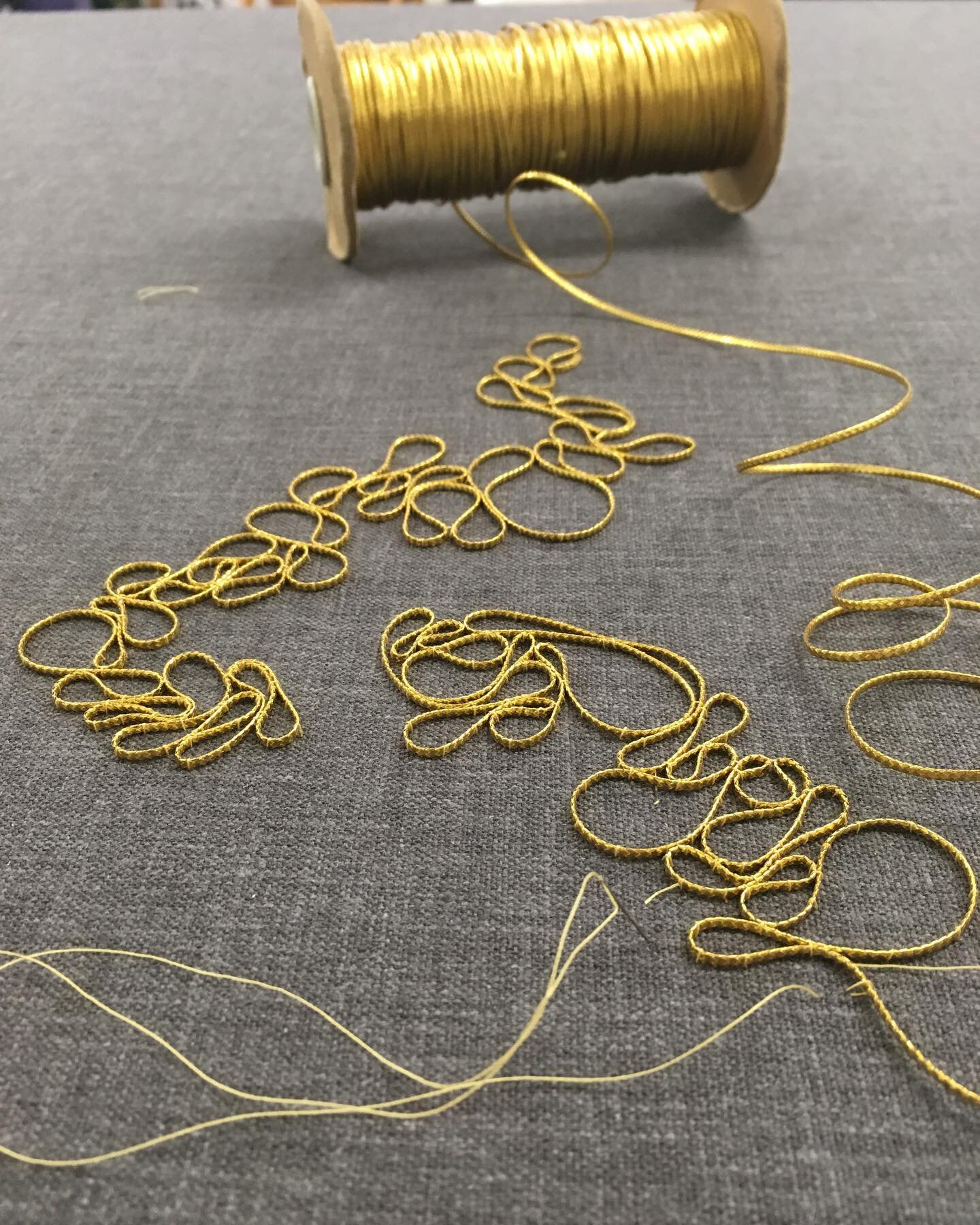 FLOW: Playful Goldwork Couching ✨🧵
⠀⠀⠀⠀⠀⠀⠀⠀⠀
This month long course will show you how to go from the foundations of the much loved technique of couching stitch to working with metal threads in an intuitive, playful way, celebrating the beauty of gol