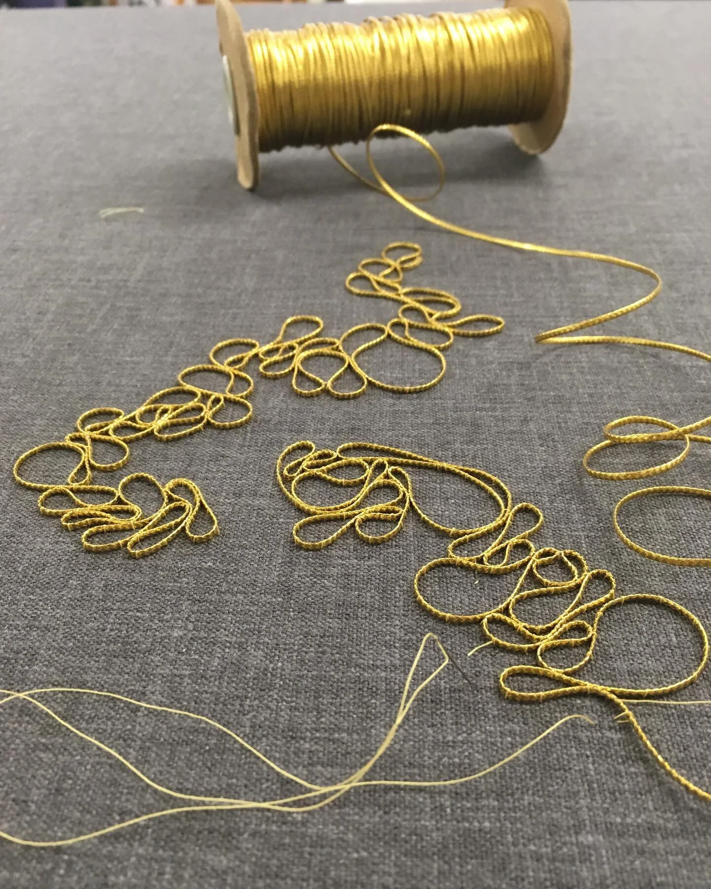 FLOW: Playful Goldwork Couching ✨🧵
⠀⠀⠀⠀⠀⠀⠀⠀⠀
This month long course will show you how to go from the foundations of the much loved technique of couching stitch to working with metal threads in an intuitive, playful way, celebrating the beauty of gol