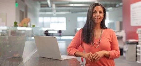 femme active travaillant sur son ordinateur
