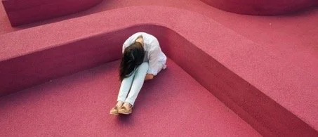 femme montrant des signes de burnout