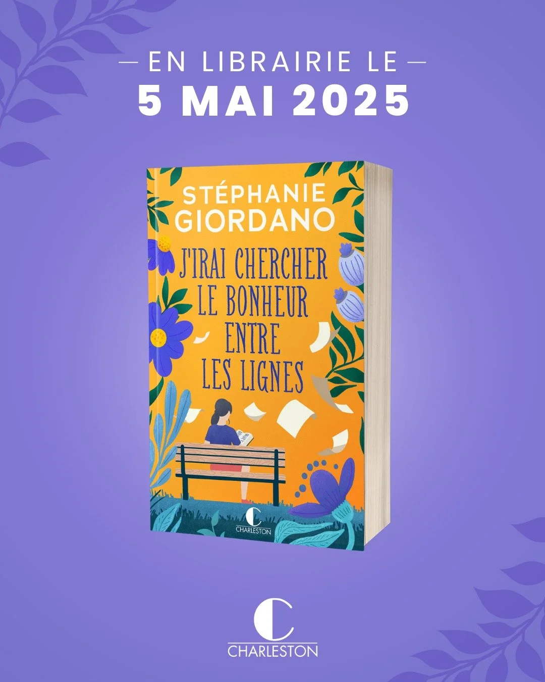 Annonce de sortie du livre en librairie le 5 mai 2025, intitulé "J'irai chercher le bonheur entre les lignes" de Stéphanie Giordano, avec une illustration de fleurs, une personne assise sur un banc. Fond violet avec feuilles en décoration.
