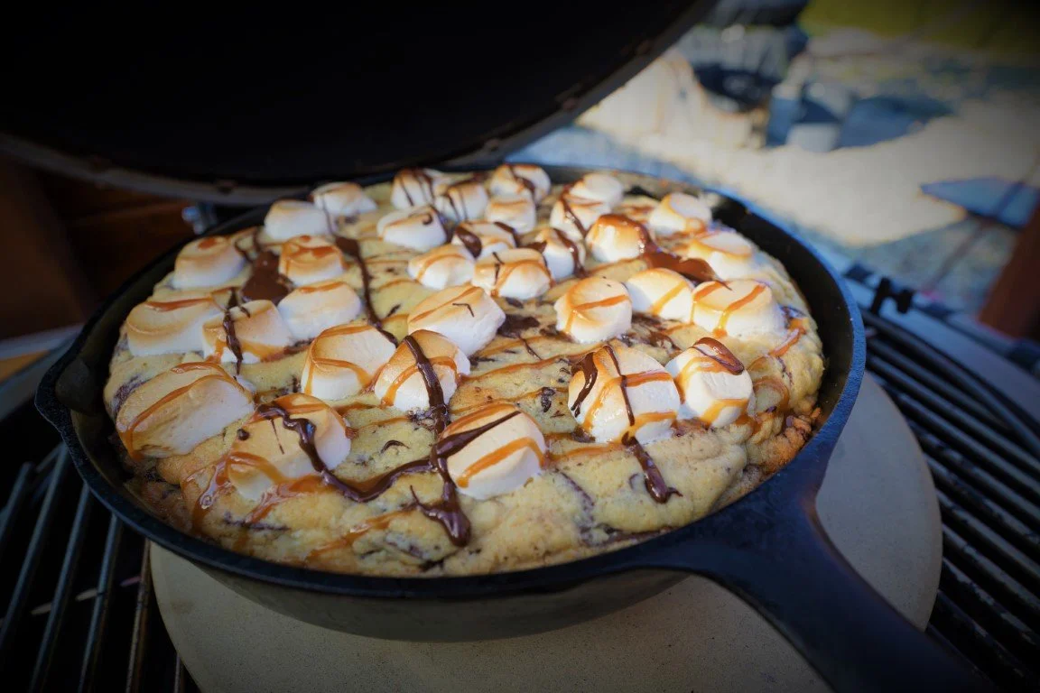 Der XXL Schokoladen Cookie aus der Gusseisen Feuerpfanne ist das ...