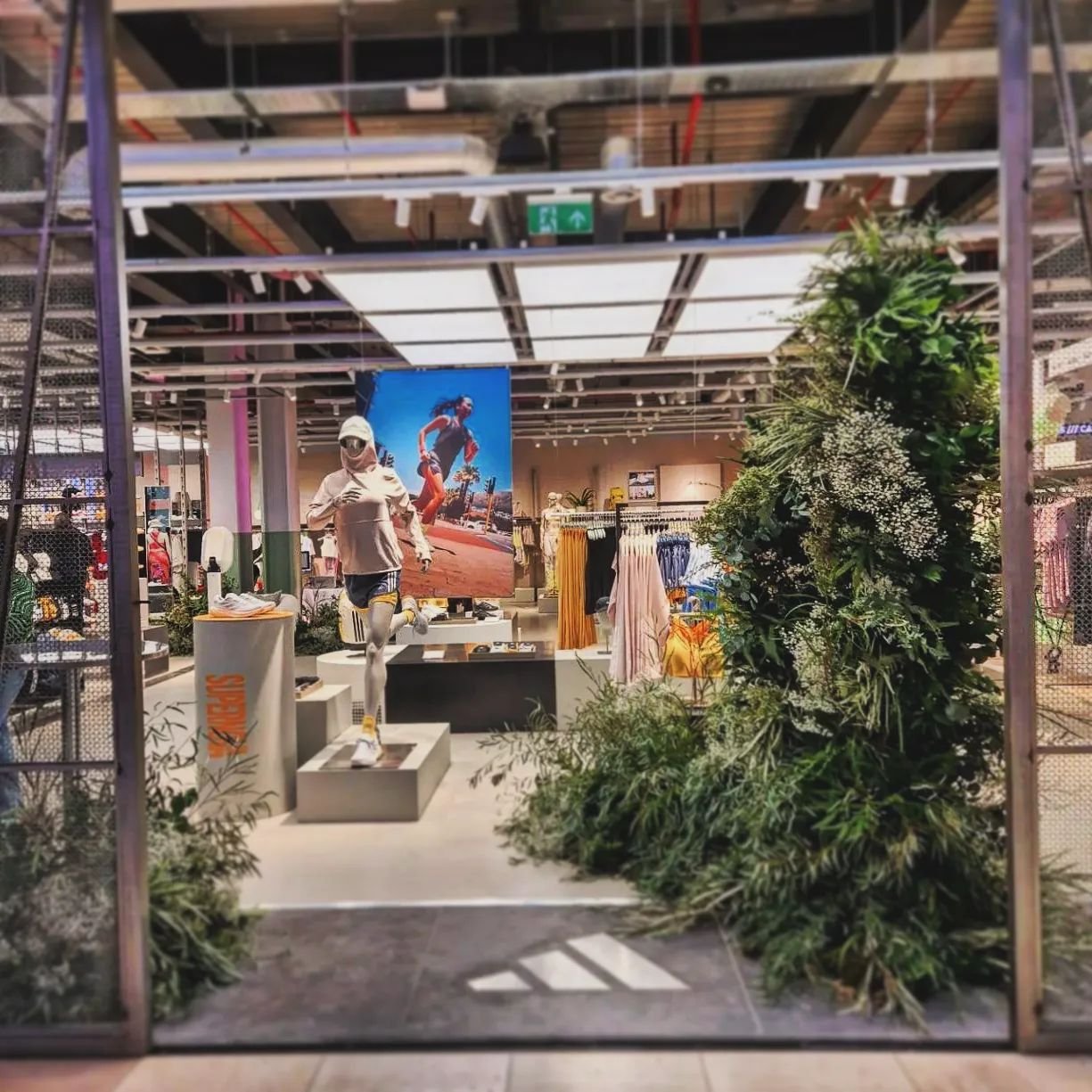 Floral Installation for the Grand Opening Event of  @adidaslondon at @westfieldstratfordcity. 

Thankyou @thezooxyz and @guapmag for the opportunity. 

#byafmena #activationevent #brandactivation