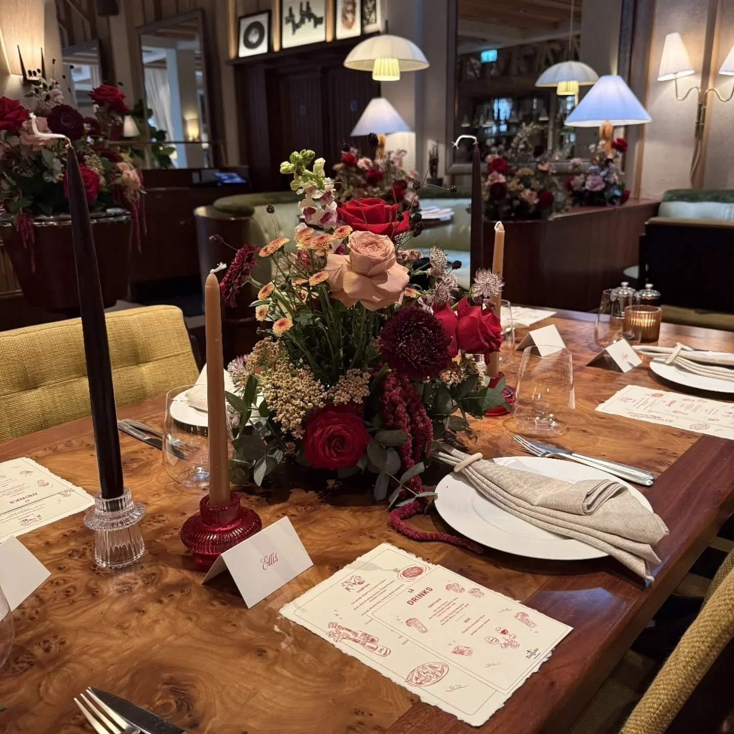 Red was the brief&hellip; and the flowers delivered. 💋🌹
For a stunning supper club by the brilliant @uniformdisplay we designed floral arrangements where red reigned supreme&mdash;quintessential English garden, turned bold and pretty.

Planning an 