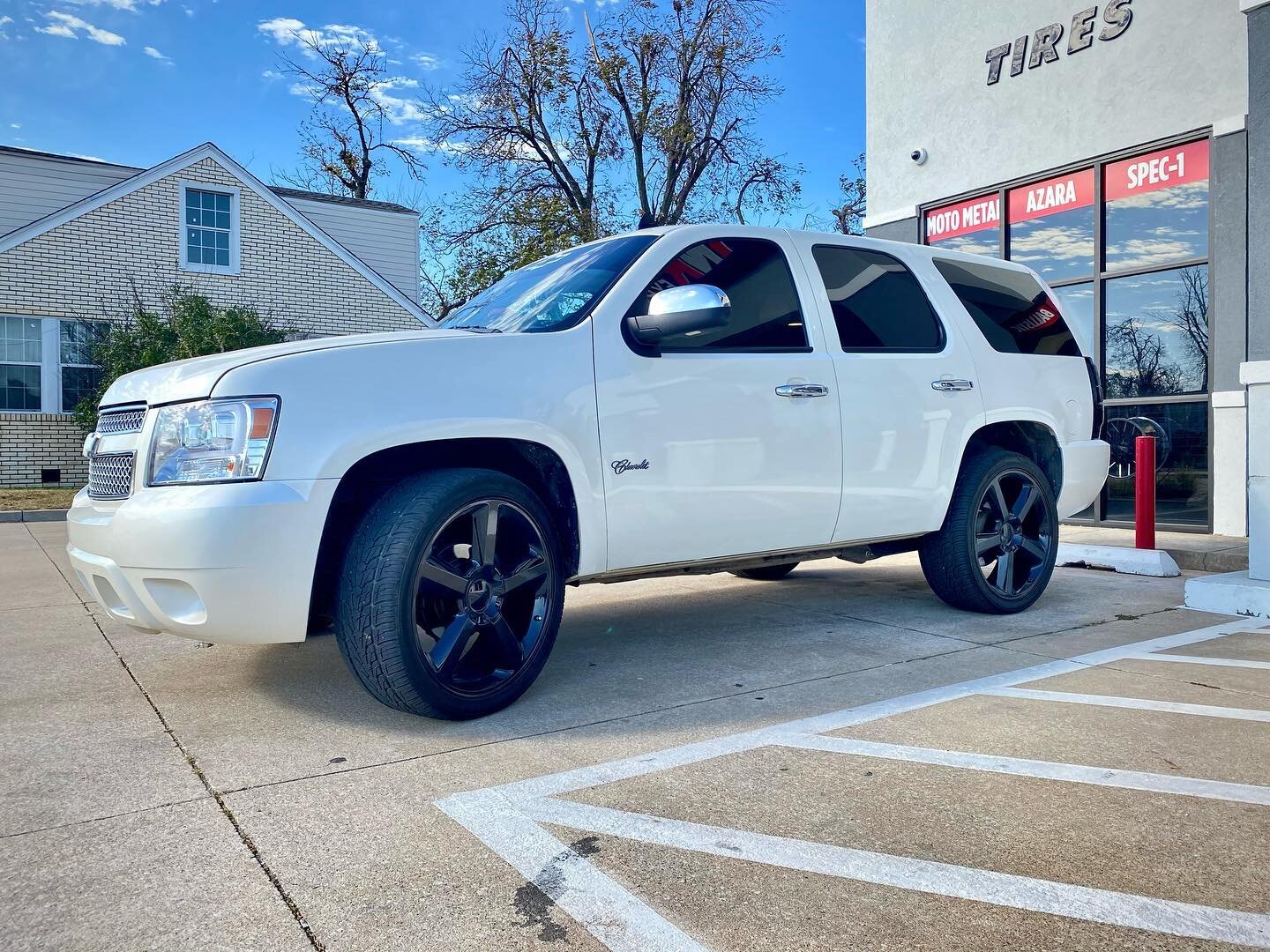 Gloss black replica wheels on this white and black Chevy Tahoe🤤
.
.
.
.
.
.
.
.
.
.
.
.
#chevytahoe #wheelreplicas #chevy #chevrolet #nexentires #nexen #okc #oklahomacity #rnrtiresexpress #rims #wheels