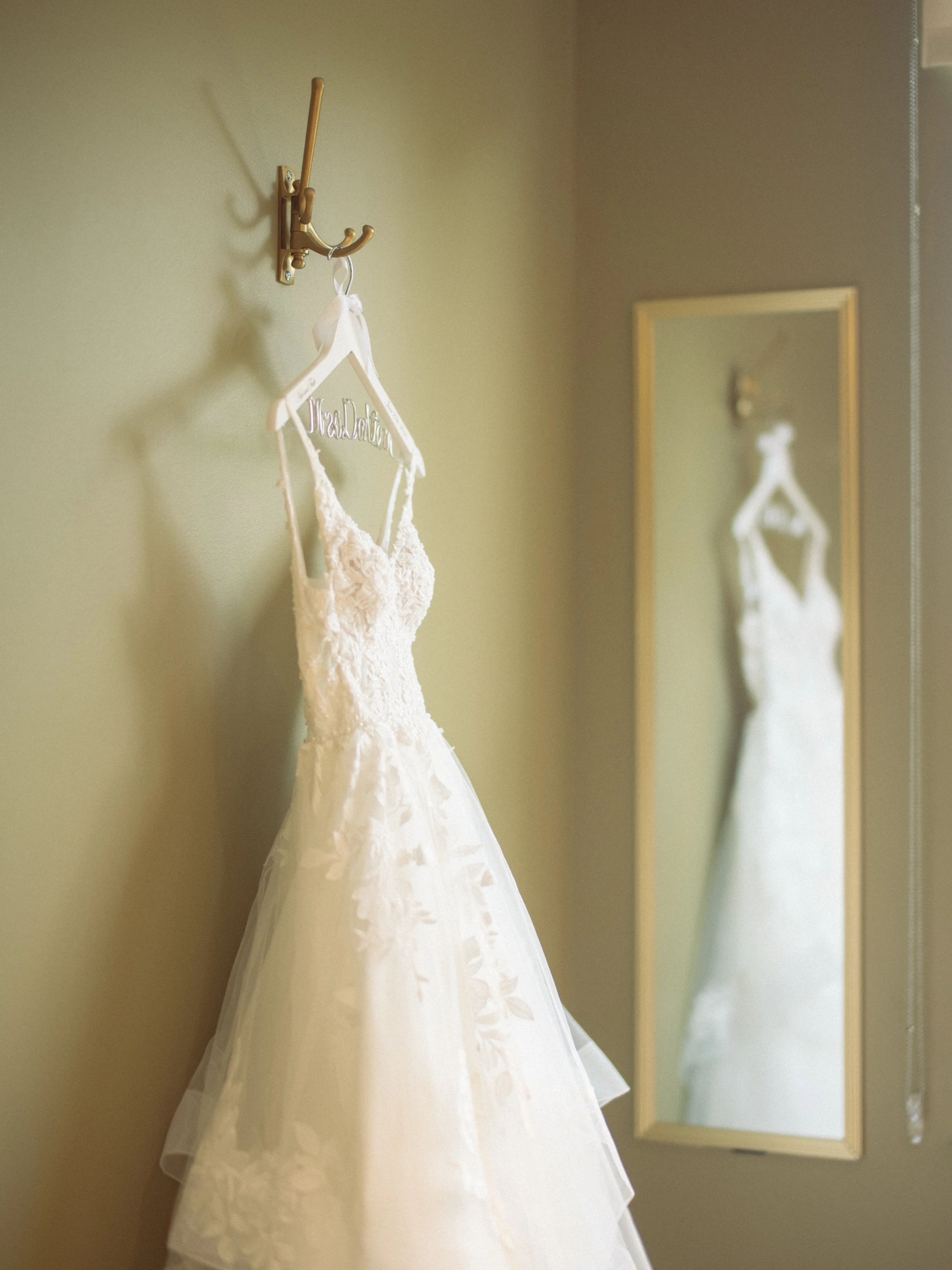 01.1-GettingReady-WEB-FaithNick-.006_260627_gfx_christian, getting-ready, Pennsylvania, Pittsburgh, Summer, Wedding-.jpg