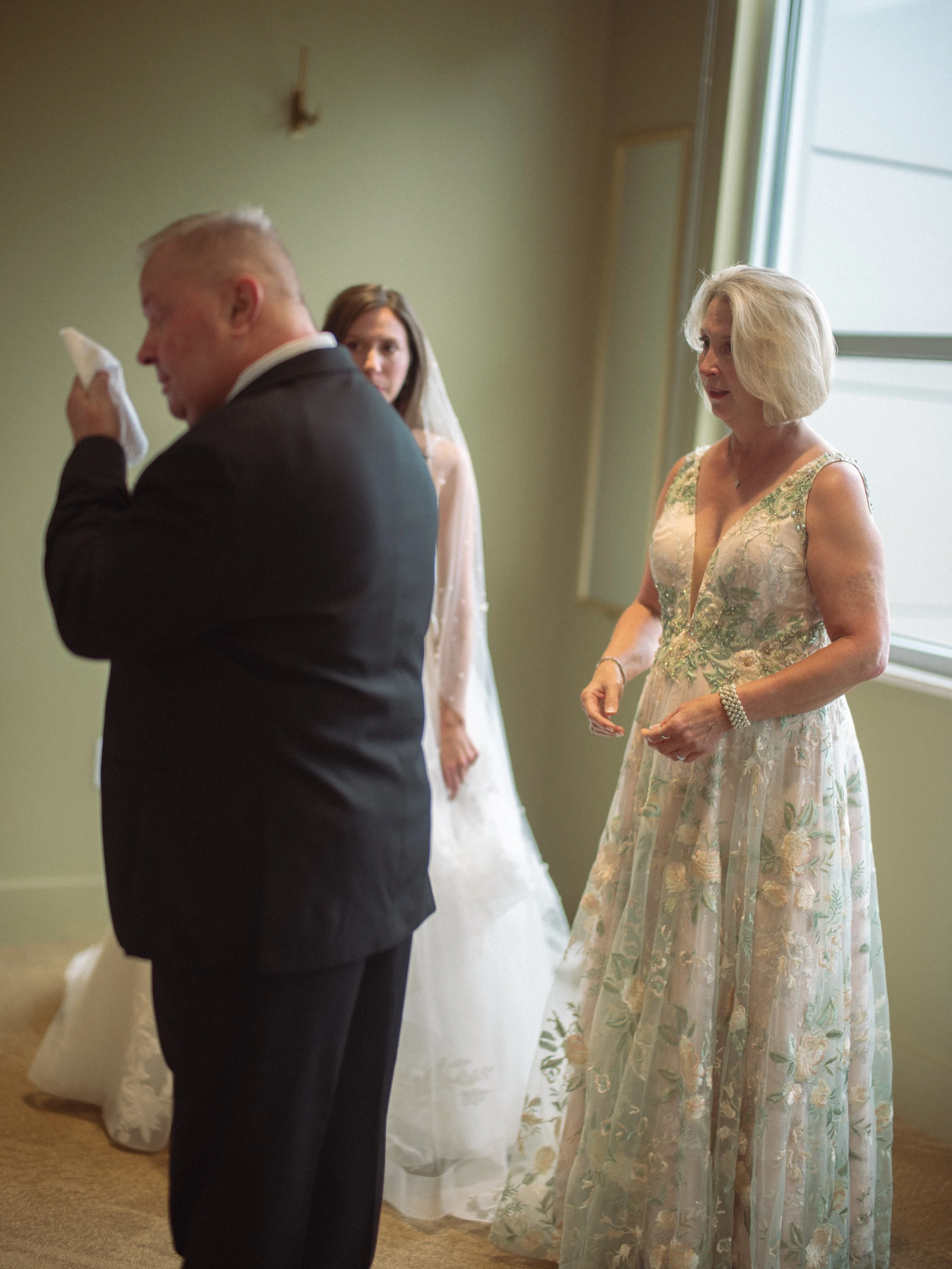 01.2-Reveals-WEB-FaithNick-.021_260627_gfx_christian, getting-ready, Pennsylvania, Pittsburgh, reveals, Summer, Wedding-.jpg