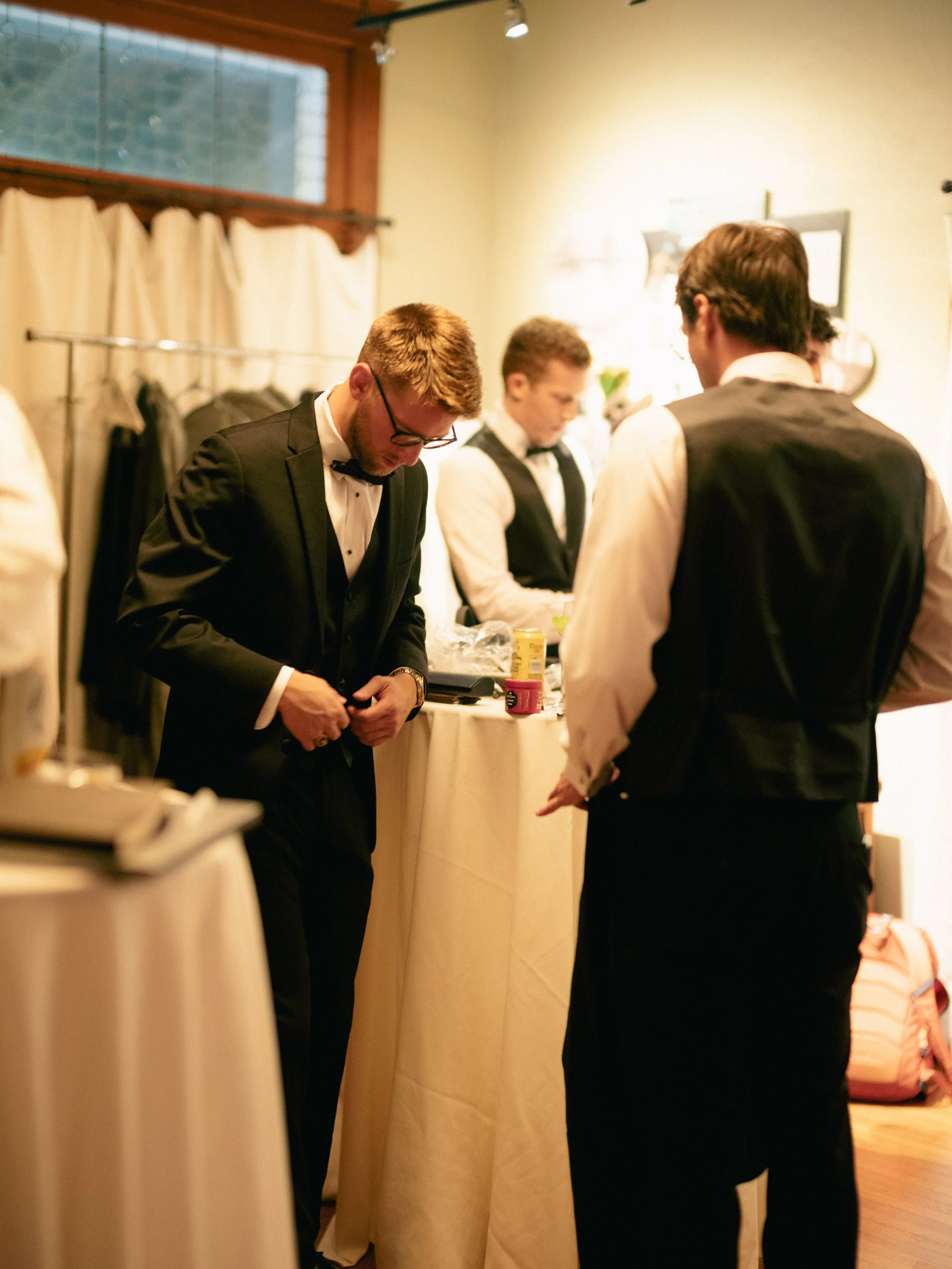 01.3-gettingready-WEB-LexiAlex-.008_250517_GFX_Cincinnati, Cincinnati Nature Center, Getting Ready, Groom, Ohio-.jpg