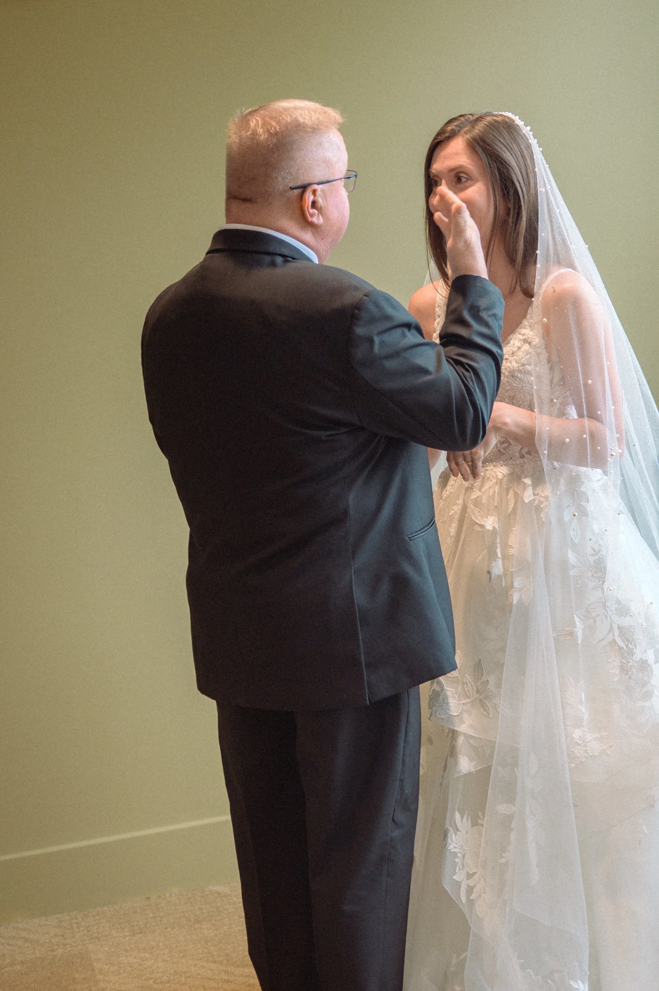 01.2-Reveals-WEB-FaithNick-.015_260627_z6ii_christian, getting-ready, Pennsylvania, Pittsburgh, reveals, Summer, Wedding-.jpg