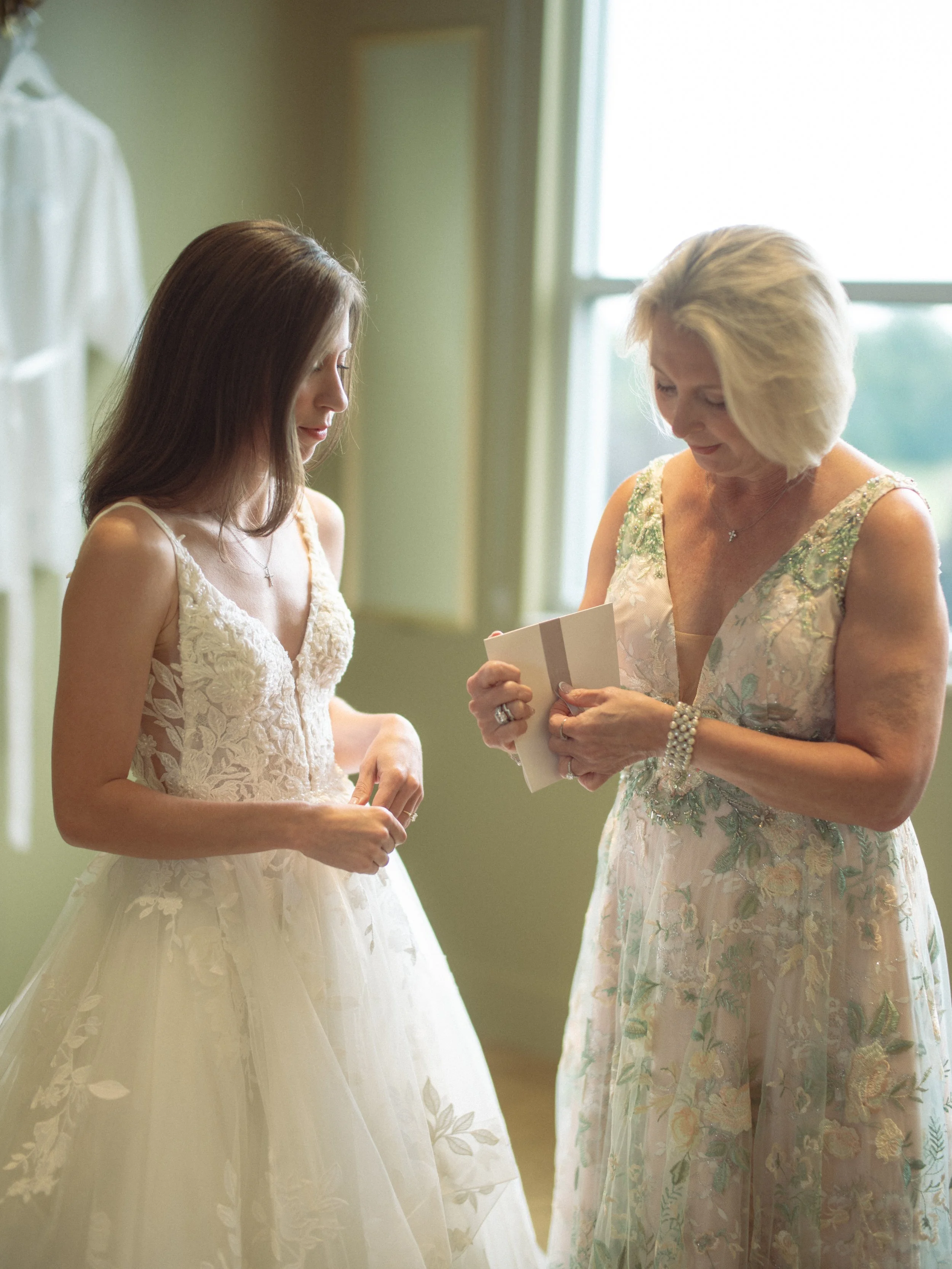 01.1-GettingReady-WEB-FaithNick-.013_260627_gfx_christian, getting-ready, Pennsylvania, Pittsburgh, Summer, Wedding-.jpg