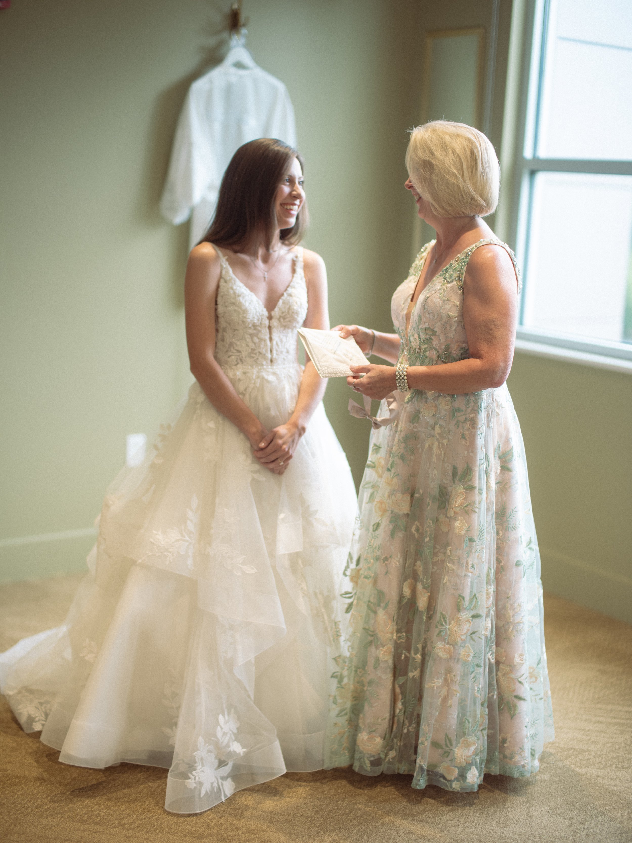 01.1-GettingReady-WEB-FaithNick-.018_260627_gfx_christian, getting-ready, Pennsylvania, Pittsburgh, Summer, Wedding-.jpg