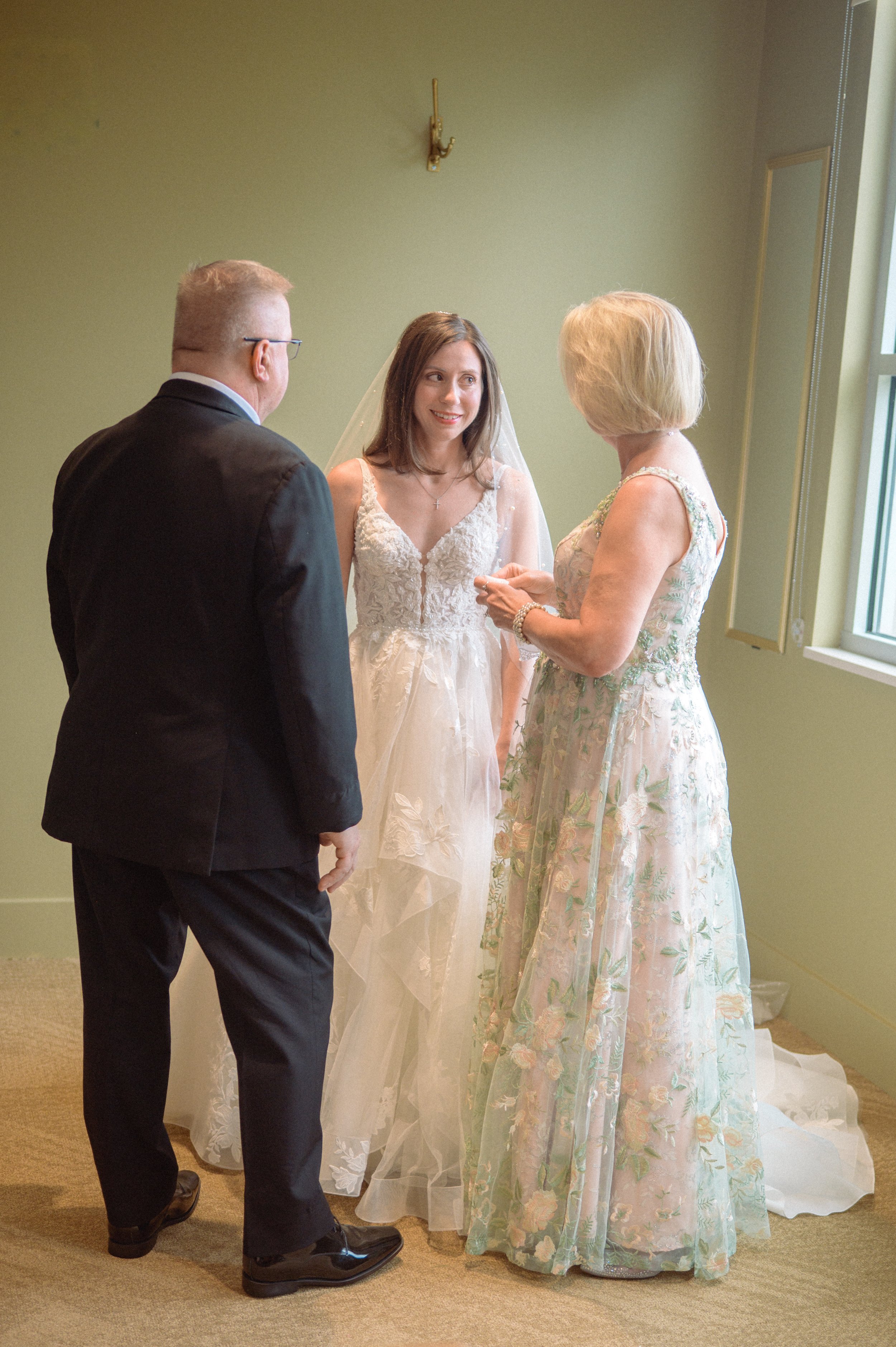 01.2-Reveals-WEB-FaithNick-.022_260627_z6ii_christian, getting-ready, Pennsylvania, Pittsburgh, reveals, Summer, Wedding-.jpg