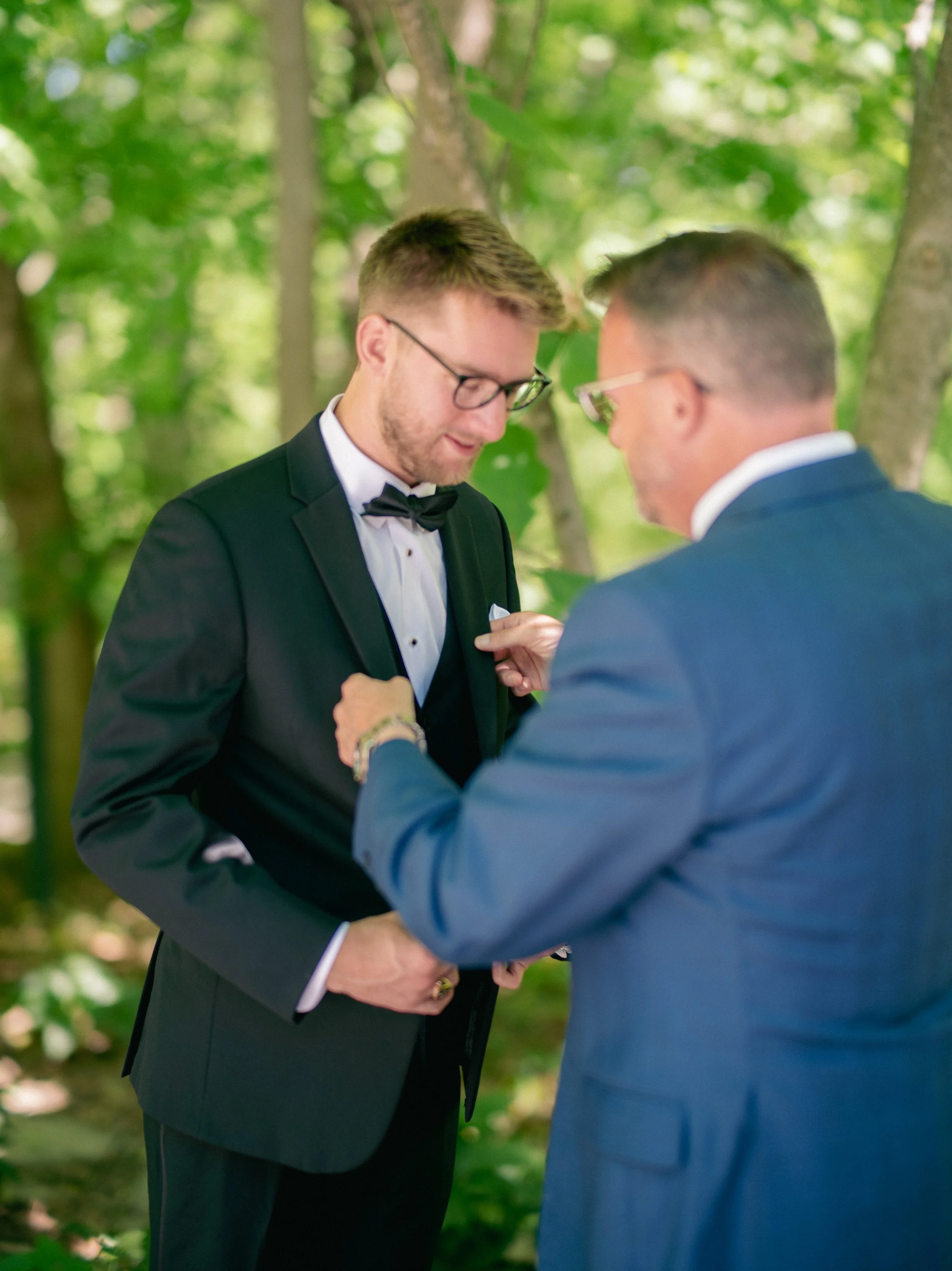 01.3-gettingready-WEB-LexiAlex-.020_250517_GFX_American Wedding, Cincinnati, Cincinnati Nature Center, Getting Ready, Groom, Krippendorf Lodge, Ohio, Summer, Woodland-.jpg
