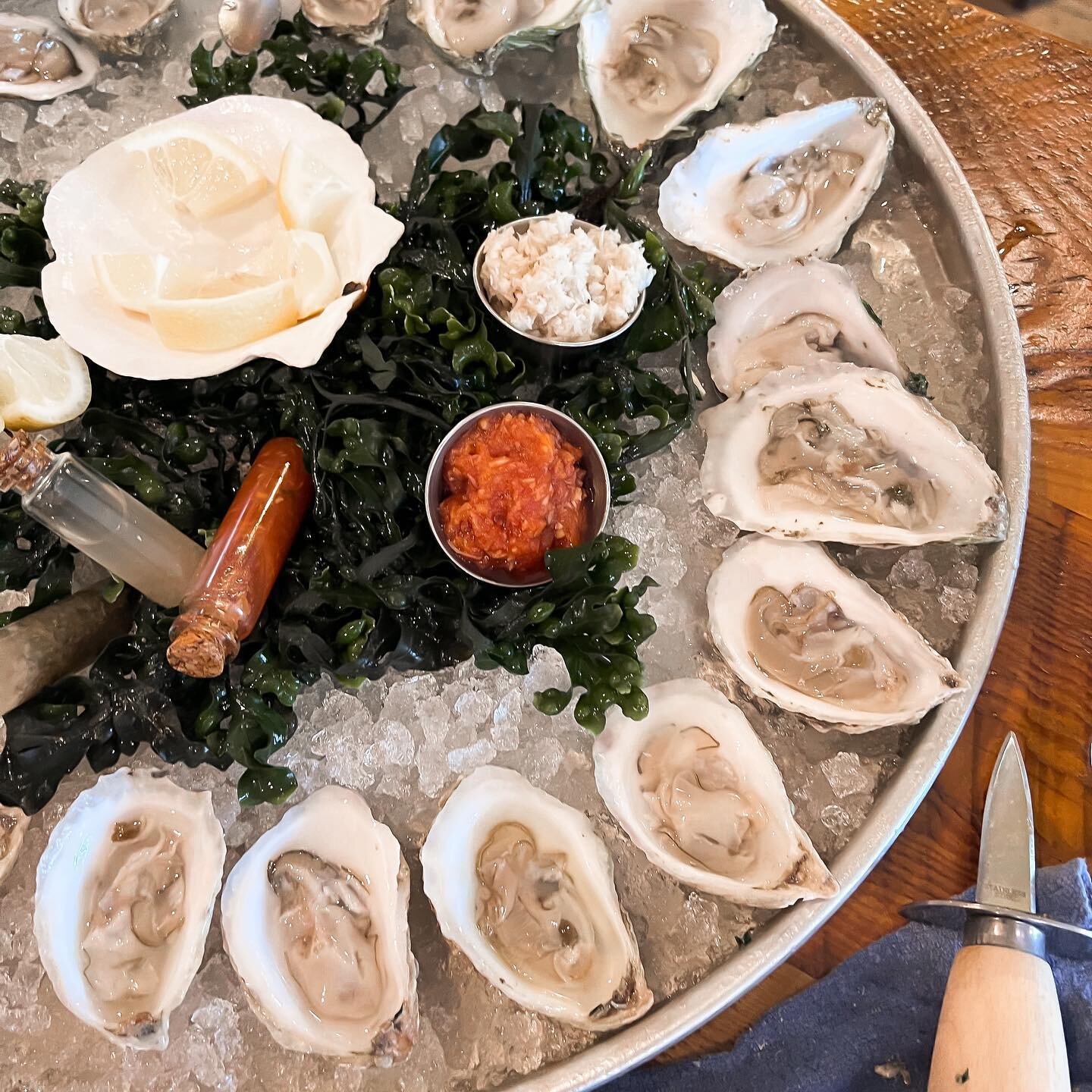 #onlyinmaine experiences &hearts;️
.
As this year comes to a close, we can&rsquo;t help but look back on some of our favorite Maine experiences: 
&hearts;️ filming the oyster shucking class at @maineoystercompany with @wmtwtv 
&hearts;️ sugar shack d