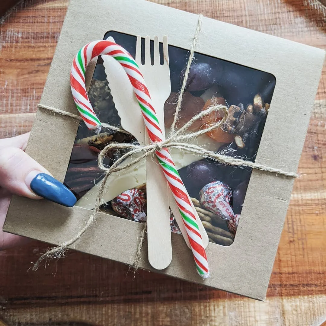 Mini Mondays packed with a 🥊.

#minimondays #mini #minigraze #grazethisbox #grazethis #eat #grazecraze #handcrafted #holidays #candycane #organic #rustic #lowwasteliving #snack #share #givethanks #cheese #aintooproudtocheese #vegetarian #cheer #cust