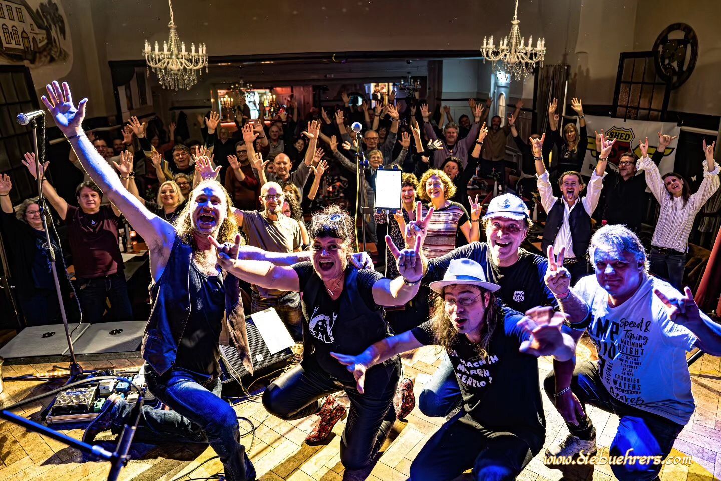 SHED67 @ Kaisers B&uuml;hne Karsau 🎶
Vielen Dank an alle f&uuml;r diesen fantastischen Abend 🤩🥳
📸 @diebuehrers
☆☆☆☆☆☆☆☆☆☆☆☆☆☆☆☆☆☆☆☆
#shed67 #kaisersb&uuml;hne #karsau #rheinfelden #rolexmusik #dieb&uuml;hrers #live #livemusic #livemusik #onstage 