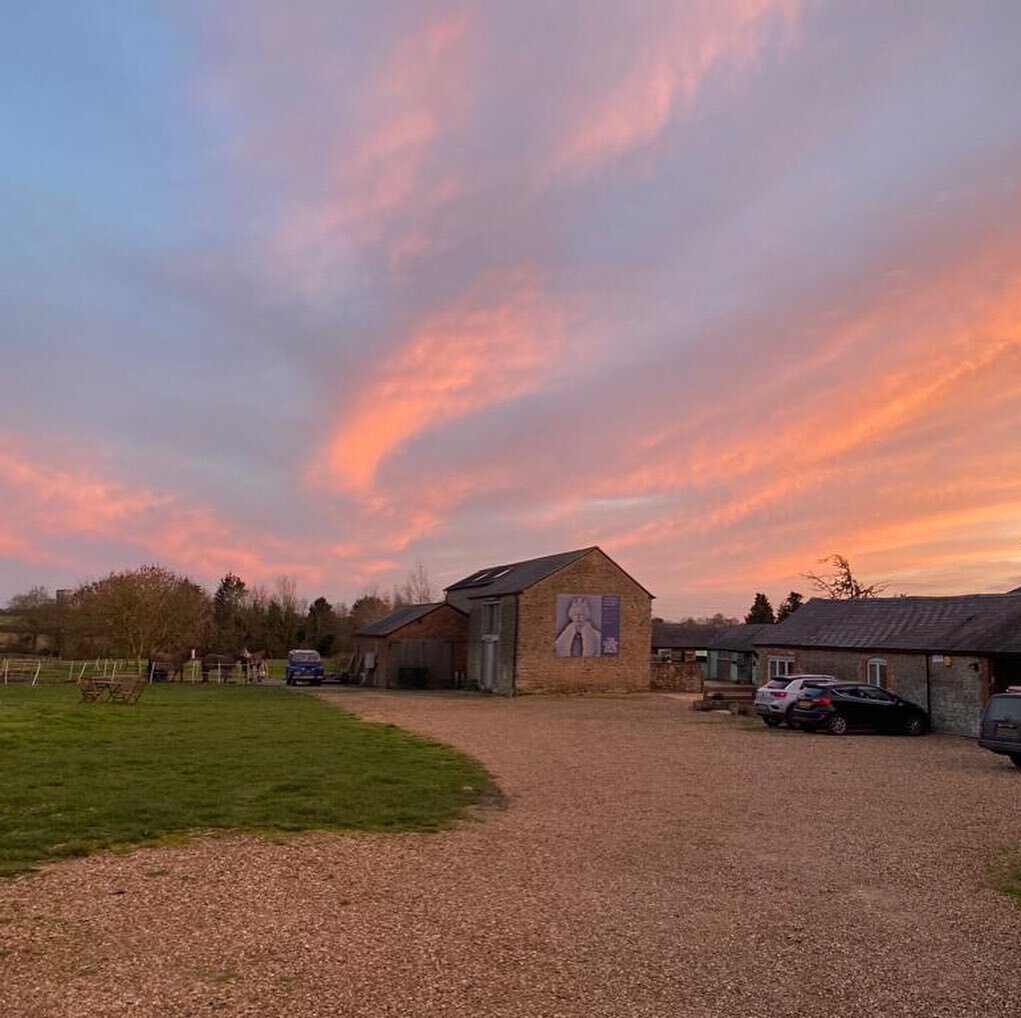 With restrictions lifting who wouldn&rsquo;t want to escape to a studio in the countryside... oh yeah there&rsquo;s a pub 1/2 a mile walk away... just saying 
📷 @markdanisik 
.
.

#studio #recording #recordingstudio #studiorecording #countryside #re