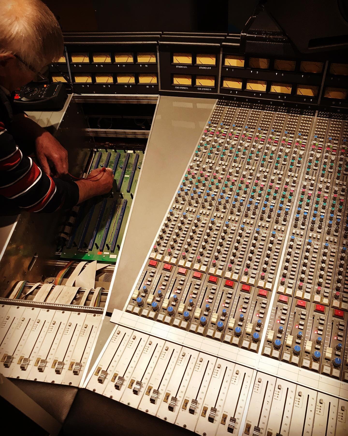 SSL TLC 🛠🪛🧰 George Guilbert showing our G series some love
.
.
.

#studio #recording #recordingstudio #studiorecording #ssl #sslgseries #analogue #analoguerecording #engineering
