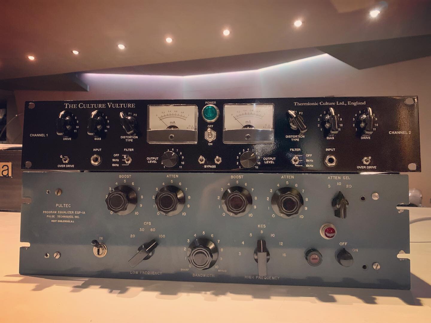 These two beauts are back in action after a thorough fix up. Analogue valve at its finest. Low thumping or high sheen EQ from the Pultec EQP-1A. And subtle harmonic enhancement or raucous distortion from the Thermionic Culture Vulture 😎
.
.
#angelic