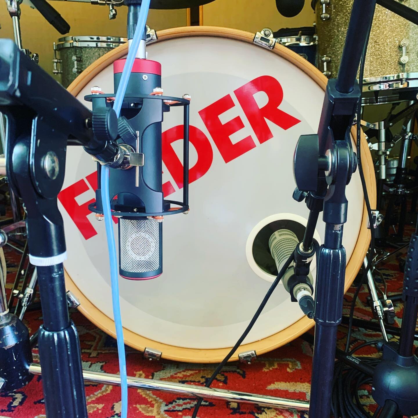 Cool microphones doing cool things 
.
.

#studio #recording #recordingstudio #studiorecording #drums #bass #guitar #hammond #organ #leslie # #ssl #sslgseries #neve #neve1084 #neve1100 #neve33114 #music #neuman #neuman microphone #manleyreference 
#re