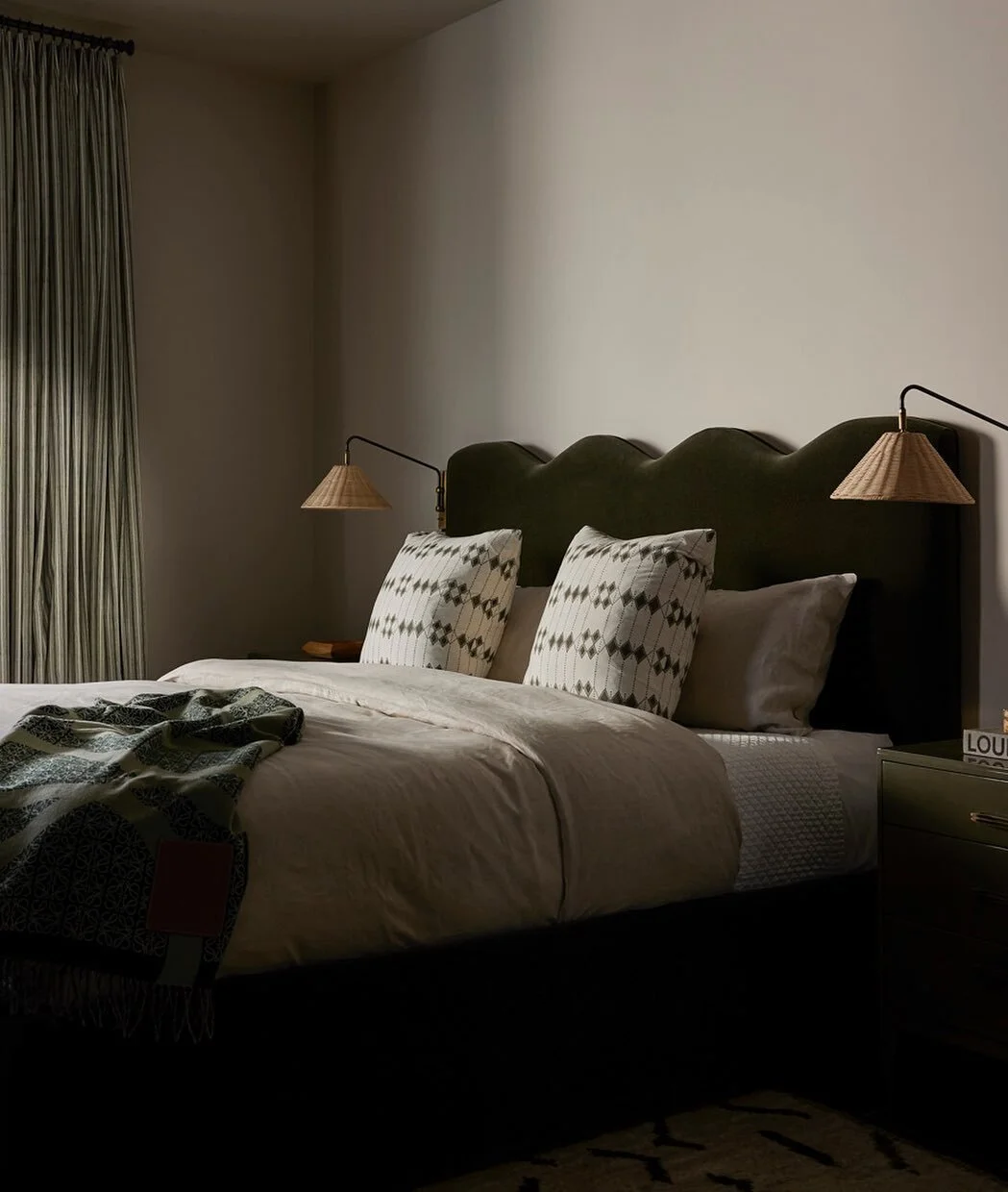 its friday i&rsquo;m in love #elizabethyoungdesign #bedroomdesign

Photographer: @lissmabey
Style by: @brandonfontenotinteriors