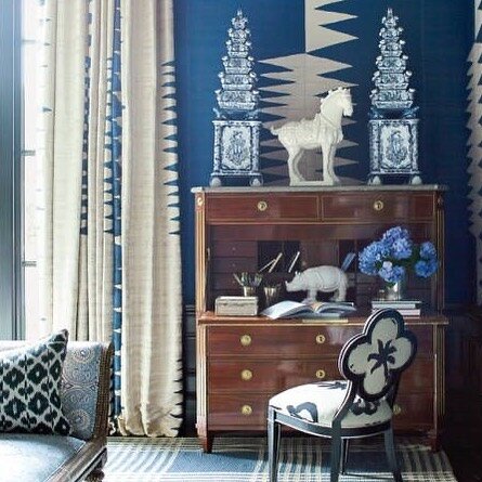 Bold strokes, playing with pattern using a limited palette creates a tasteful effect. Designed by @kirstenkelli 

Produced &amp; Styled by @carolynenglefield for @verandamag 📸: @maxkimbee 

 #dallas #blueandwhite #blueandwhitedecor #styleinspo #deco