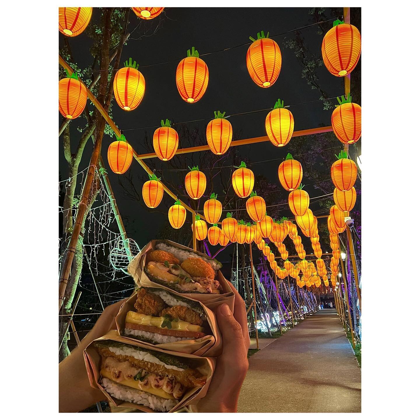 【元宵節快樂🏮】

月圓人圓事事圓滿🌕
花好燈好好事連連✨
#飯丸屋 祝各位佳節愉快，月圓人團圓👨&zwj;👩&zwj;👧&zwj;👦
#一起賞燈趣 

#元宵節快樂 #團圓 #燈會 #光源台北 
#台北美食 #松菸美食 #信義區美食 #外送美食 
#飯丸屋 #沖繩飯糰 #蝦蝦飯 #加盟