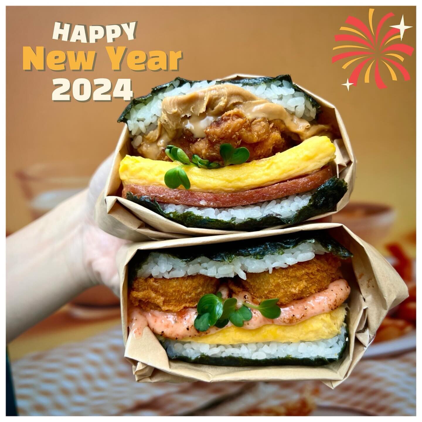 【HAPPY NEW YEAR 2024🎉】

歲月的年輪，輾過一年的疲憊與辛勞
總是留不住時光的腳步👣
轉眼間又即將迎來了新的一年
#飯丸屋 送上真誠的祝福給大家🤲🏼
2024不煩世事，滿心皆歡喜，萬事皆可期✨

#2023年辛苦了🙇🏻&zwj;♀️
#天冷注意保暖喲
#hello2024 

#台北美食 #信義區美食 #松菸美食 #外送美食
#飯丸屋 #沖繩飯糰 #蝦蝦飯 #塔可飯 #加盟
#新年快樂 #happynewyear