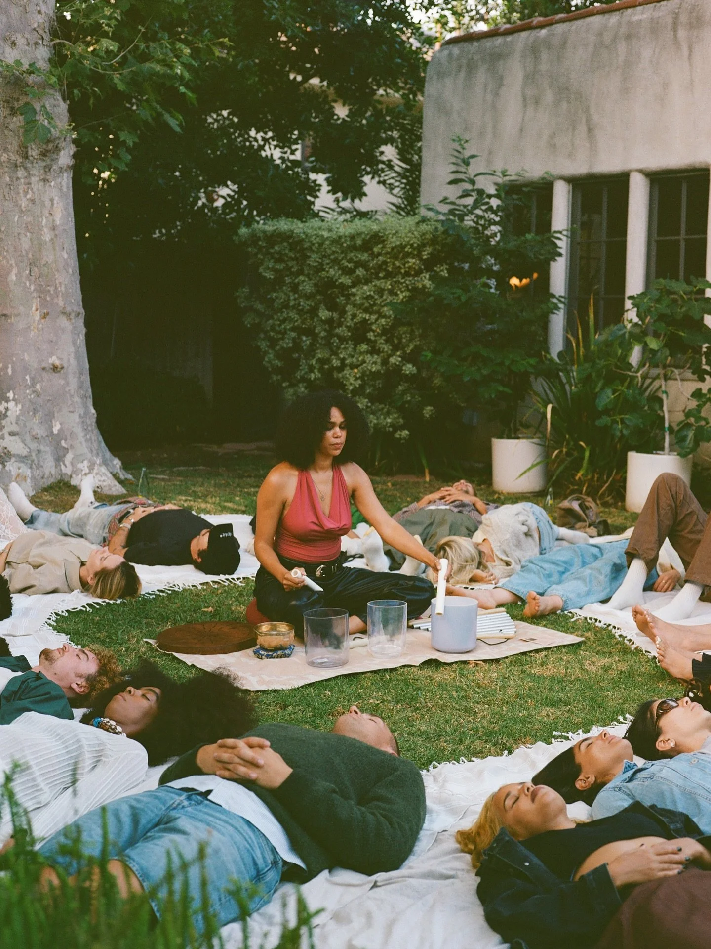 We had the most relaxing evening together with @usal.project and @birkenstockusa celebrating the launch of their new foot care line @birkenstockcareessentials 💫

We bathed in sound with our feet in the grass and had a lovely dinner under the stars. 