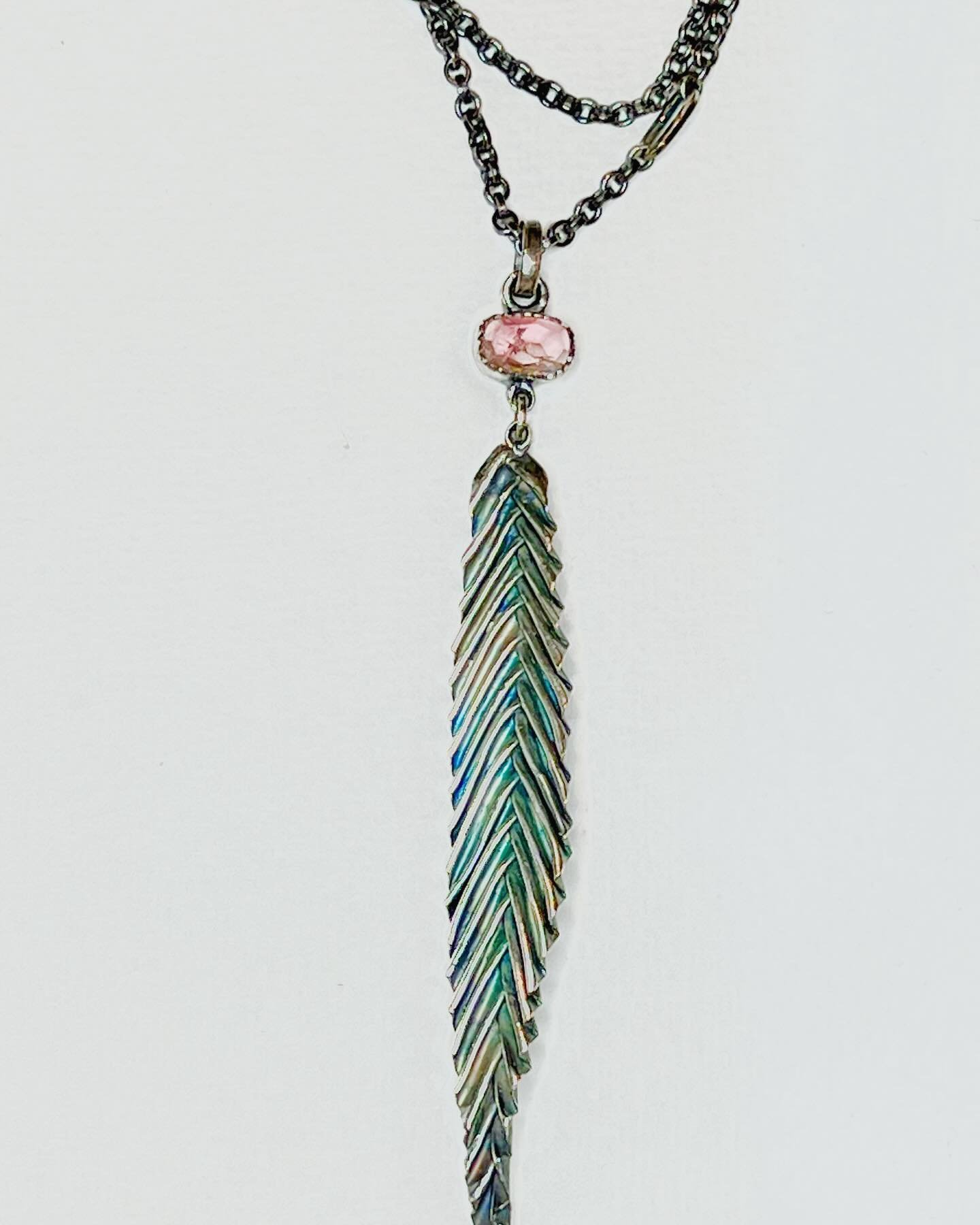 feather necklace with tourmaline #contemporaryjewellery #contemporaryjewelrydesigner #pinktourmalinenecklace #ooakjewelry #ooakhandmade #riojeweler #foldforming