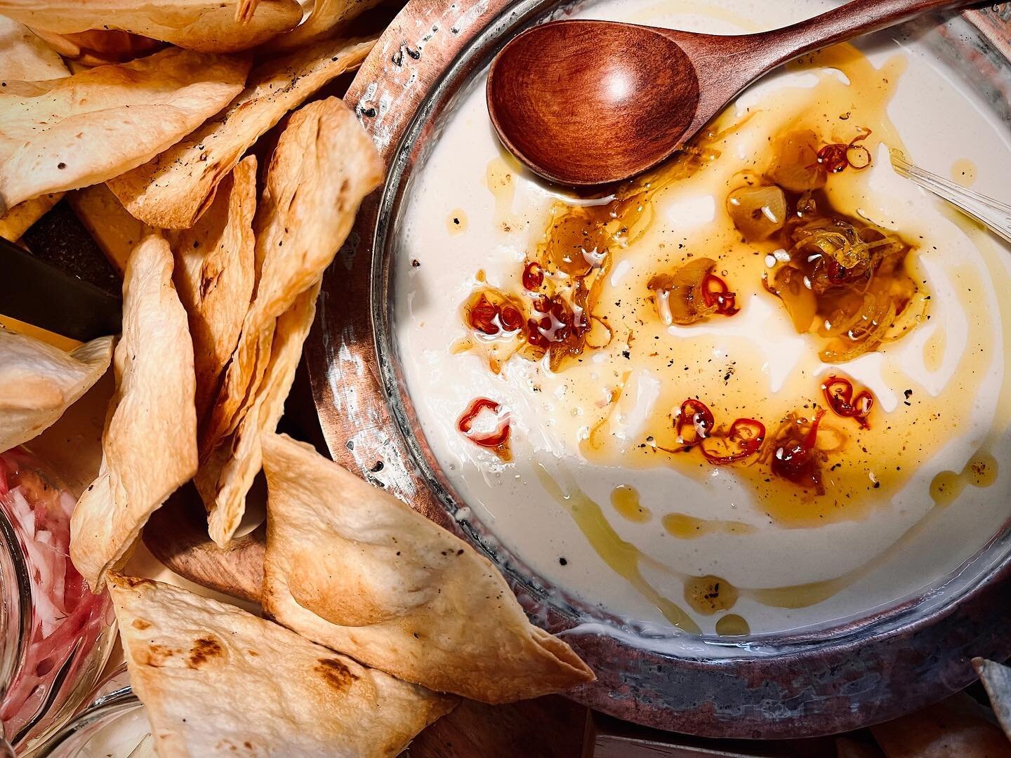 𝘕𝘦𝘸 𝘨𝘳𝘢𝘻𝘪𝘯𝘨 𝘵𝘢𝘣𝘭𝘦 𝘮𝘦𝘯𝘶 𝘪𝘵𝘦𝘮 👩🏼&zwj;🍳
Honey &amp; black garlic whipped feta with lemon, pepper &amp; chilli oil. Served with our oven baked garlic tortilla chips. On all our tables from now&hellip; Until I get sick of it 🥂