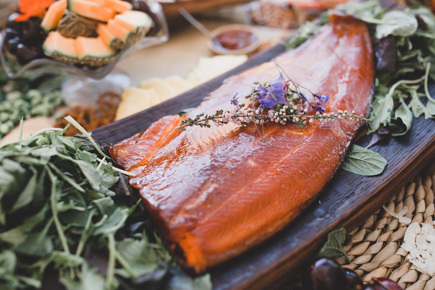 🔥 𝐒𝐦𝐨𝐤𝐞𝐝 𝐒𝐭𝐞𝐰𝐚𝐫𝐭 𝐈𝐬𝐥𝐚𝐧𝐝 𝐊𝐢𝐧𝐠 𝐒𝐚𝐥𝐦𝐨𝐧
House smoked from the freshest salmon, brought up daily from the Deep South. 
Select as one of your mains at any full catered event or add a whole side to your grazing table 🐟