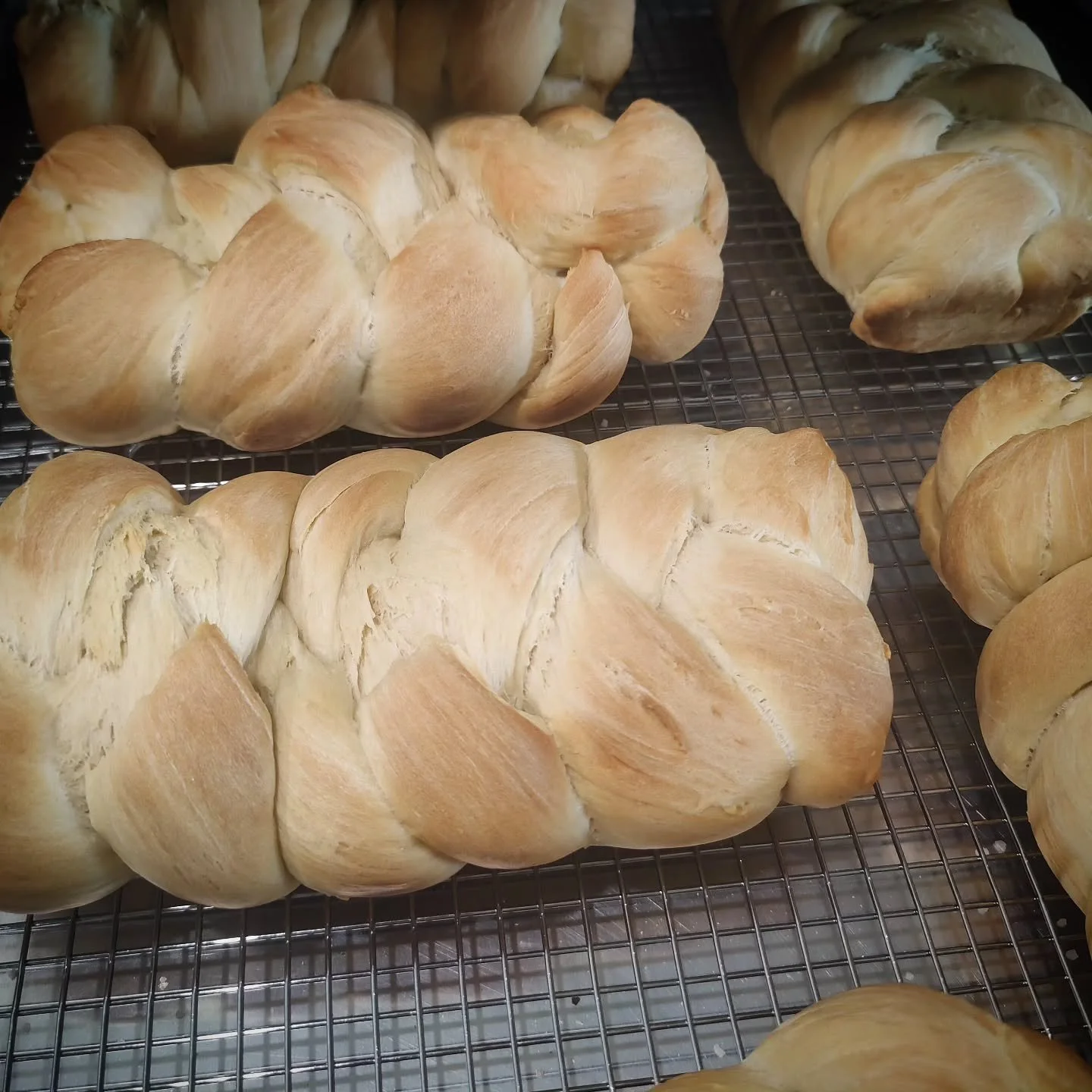 Today we pivot! 🥨🍔 THIS WEEK ONLY we will have pretzel knots, challah loaves, and burger buns at the @mansfieldfarmandcottagemarket! These are items on our menu we typically do not bring to market, so try them this week!

Due to an issue, our sourd