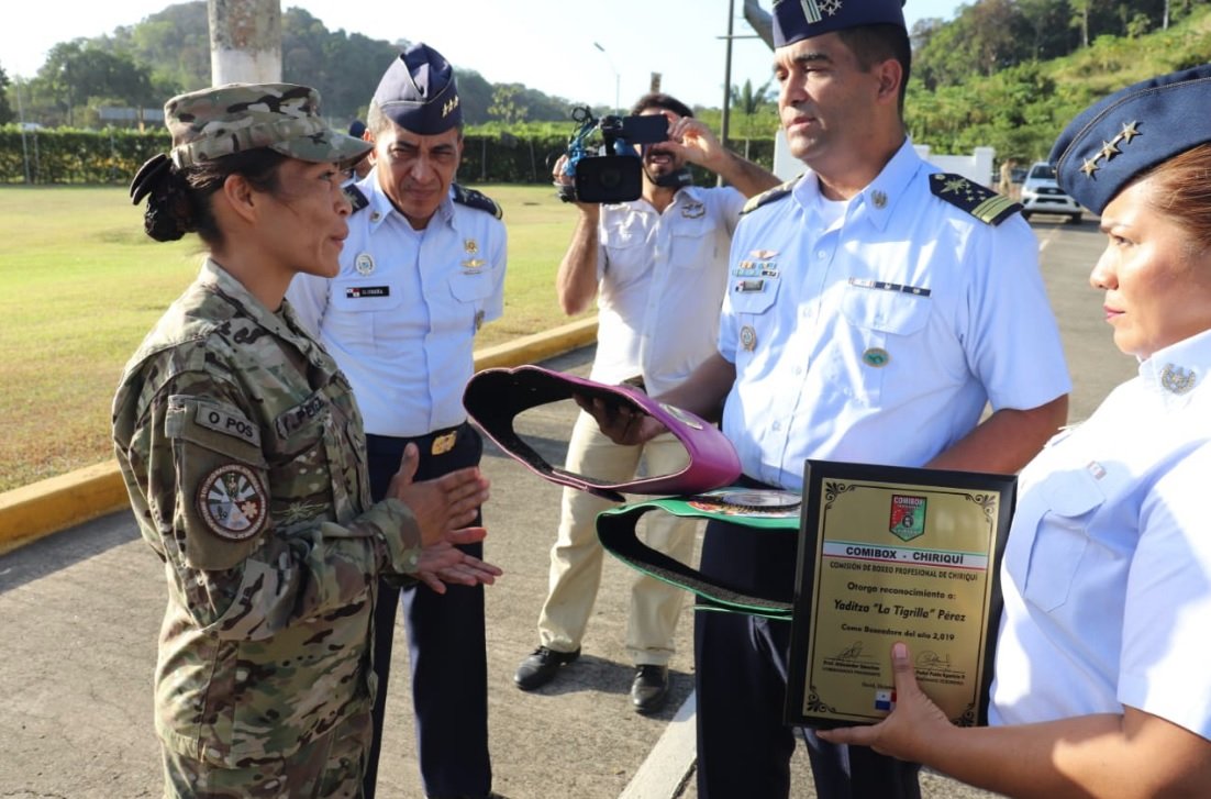 El Director General Ramón Nonato López, felicita a Yaditza «La Tigrilla» Pérez, por obtener el título Fedelatin de la Asociación Mundial de Boxeo, 2020. ©Aeronaval Panama via Facebook
