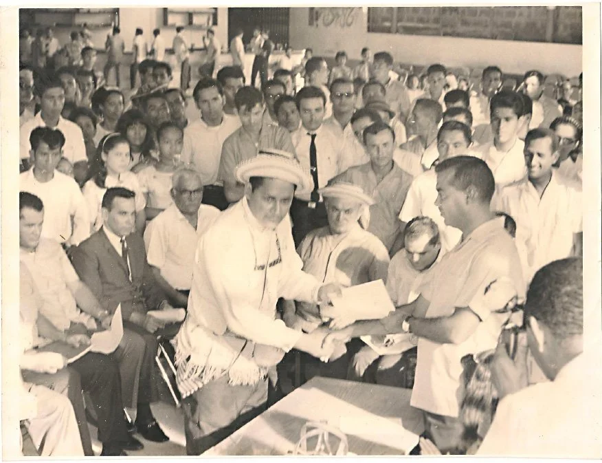 Tony Córdoba recibe reconocimiento de La Unión Folklórica Nacional en la década del 60. 

Foto cortesía ©Familia Córdoba Moreno