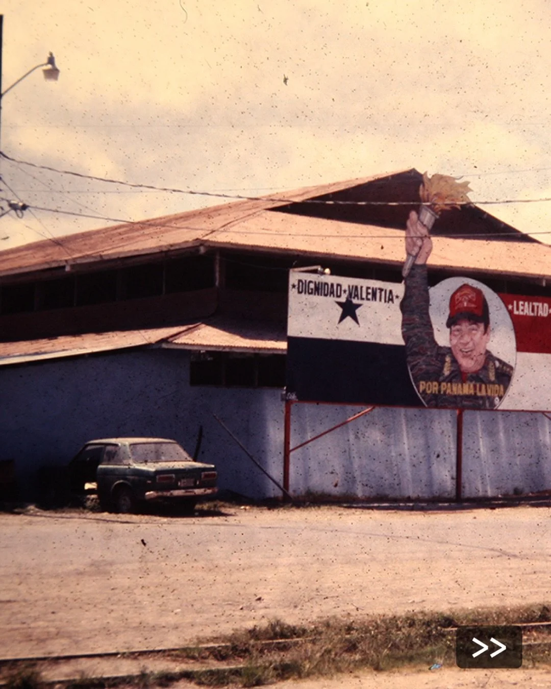 Un momento de nuestra historia baruense y paname&ntilde;a capturado en la
d&eacute;cada de los ochenta. En la foto, se aprecia una valla de Propaganda
Norieguista instalada a un costado del Gimnasio Municipal de Puerto
Armuelles. Esta muestra al fall